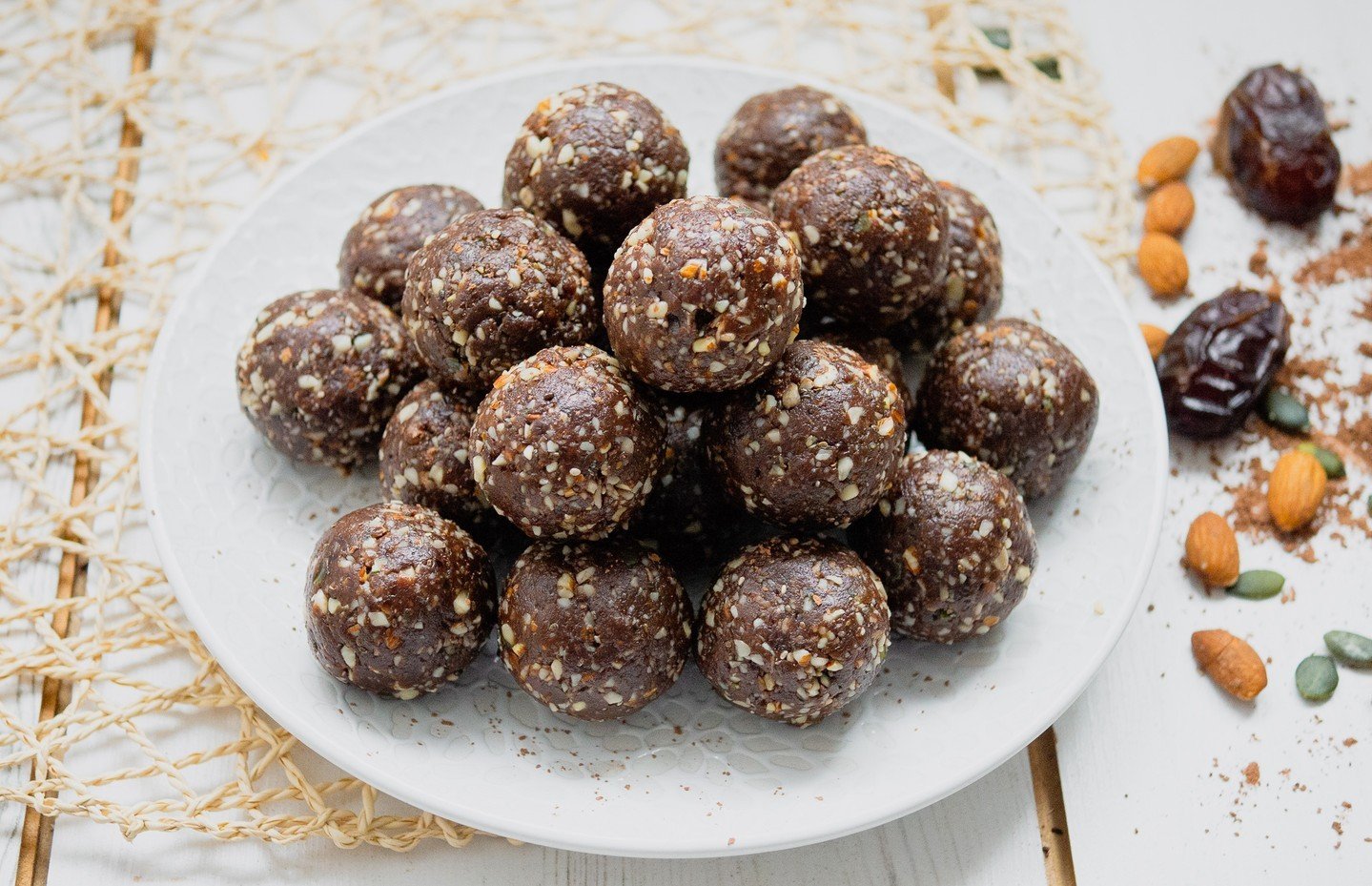 𝐂𝐚𝐜𝐚𝐨 𝐚𝐧𝐝 𝐂𝐡𝐢𝐚 𝐛𝐥𝐢𝐬𝐬 𝐛𝐚𝐥𝐥𝐬

VEGAN II SUGAR FREE II GLUTEN FREE II PALEO,II SOY FREE

If your looking for a quick healthy snack look no further! These cacao balls are so incredibly nourishing, nutty chocolatey and fudgy its hard 