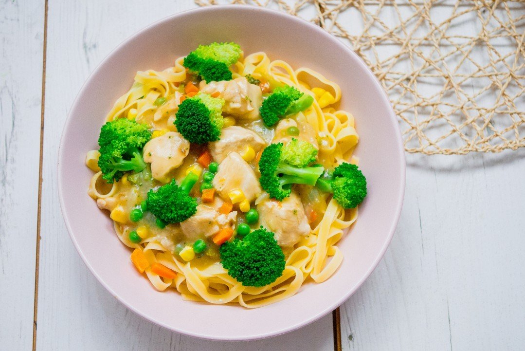𝐂𝐡𝐢𝐜𝐤𝐞𝐧 𝐩𝐚𝐬𝐭𝐚

GLUTEN FREE II NUT FREE II DAIRY FREE II SESAME FREE 

Easy peasy chicken pasta that is cheap and great for a midweek family meal. It can be made in less than 30 minutes . Its really delicious and creamy. It can also double