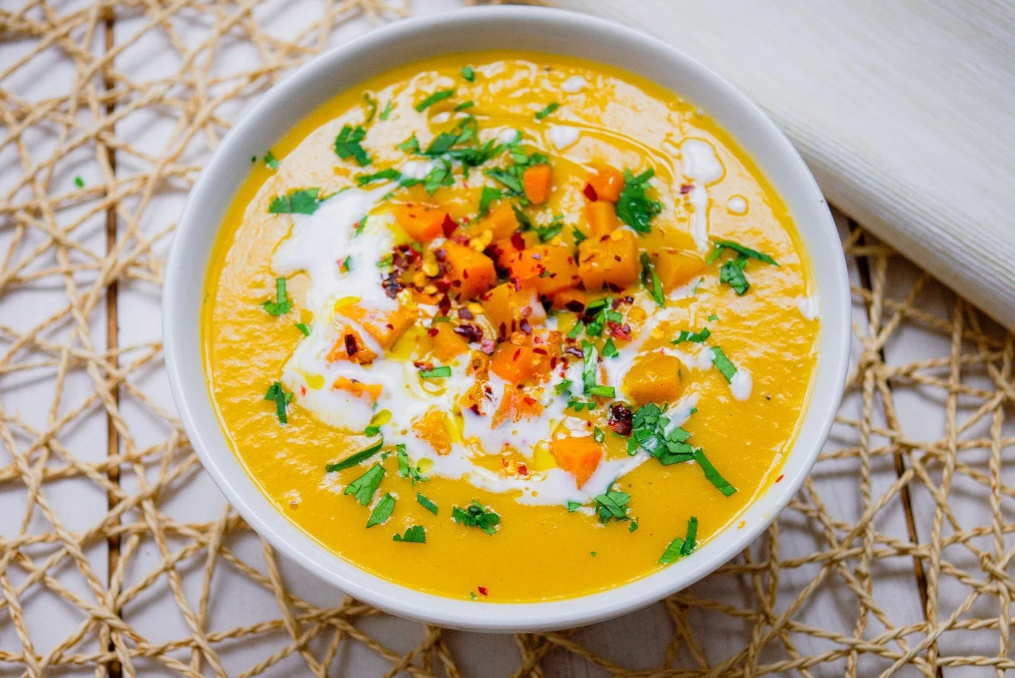 𝐒𝐰𝐞𝐞𝐭 𝐩𝐨𝐭𝐚𝐭𝐨, 𝐭𝐮𝐫𝐦𝐞𝐫𝐢𝐜 𝐚𝐧𝐝 𝐜𝐚𝐫𝐫𝐨𝐭 𝐬𝐨𝐮𝐩

GLUTEN &amp; DAIRY FREE II SOY FREE II YEAST FREE II PALEO

This is a really wholesome smooth, and velvety soup with the additional benefits of being anti-inflammatory thanks to 