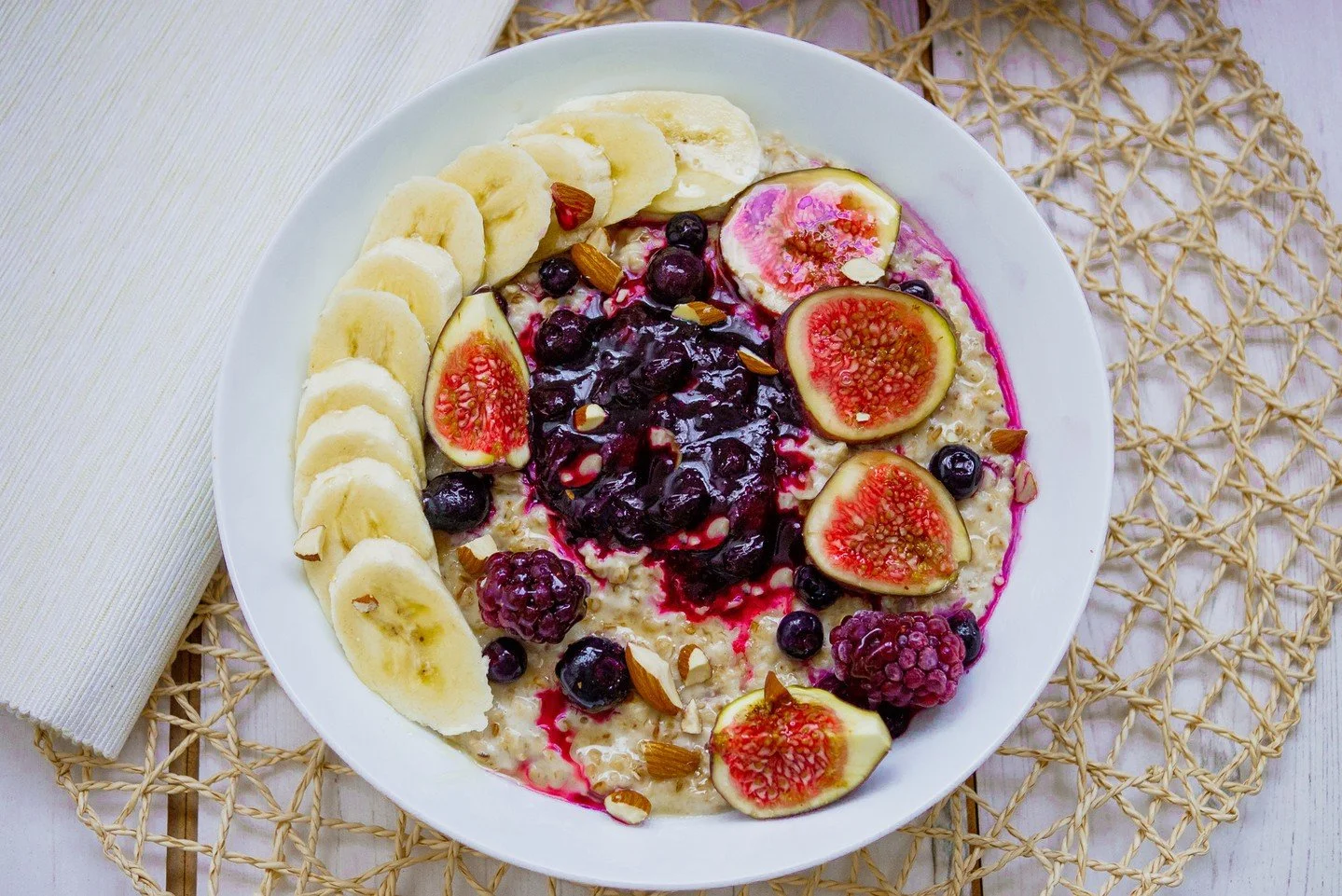 𝐅𝐢𝐠, 𝐛𝐥𝐮𝐞𝐛𝐞𝐫𝐫𝐲 &amp; 𝐜𝐨𝐜𝐨𝐧𝐮𝐭 𝐩𝐨𝐫𝐫𝐢𝐝𝐠𝐞

GLUTEN FREE II DAIRY FREE II SOY FREE II VEGAN II REFINED SUGAR FREE 

I think there&rsquo;s nothing more comforting than a warm bowl of porridge on a cold day! This recipe takes no mo