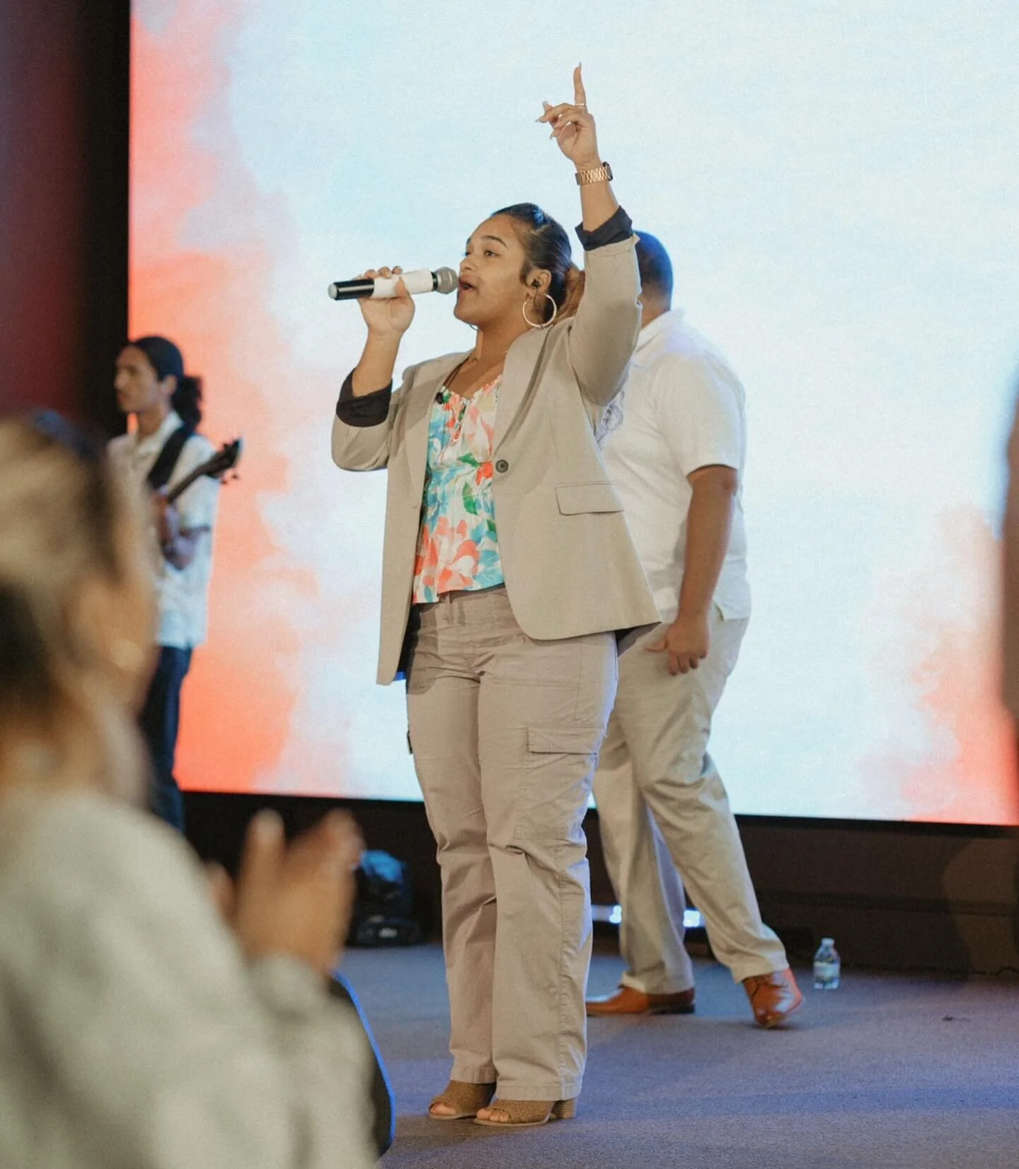 &iexcl;Feliz domingo! No podemos esperar a alabar al Se&ntilde;or contigo!
Salmos 68:4-5 &ldquo;4 &iexcl;Canten alabanzas a Dios y a su nombre! Canten alabanzas en alta voz al que cabalga sobre las nubes. Su nombre es el SE&Ntilde;OR; &iexcl;al&eacu