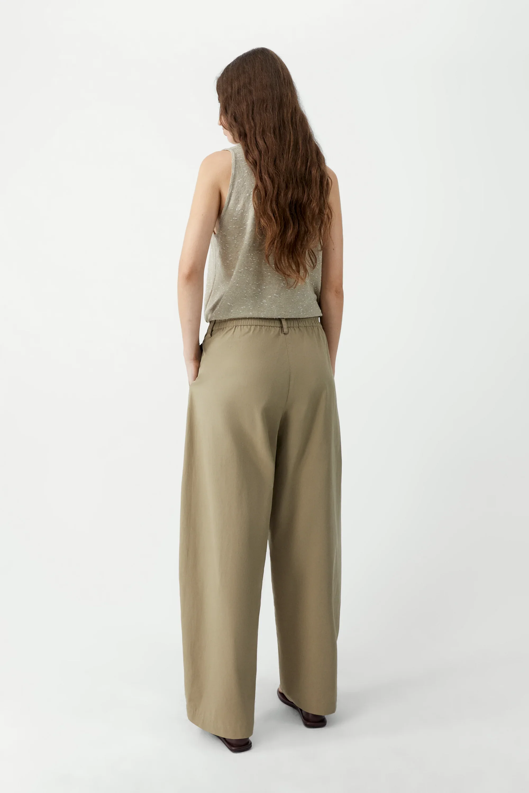 cordera-ss26-cotton-curved-pants-camel-3.webp
