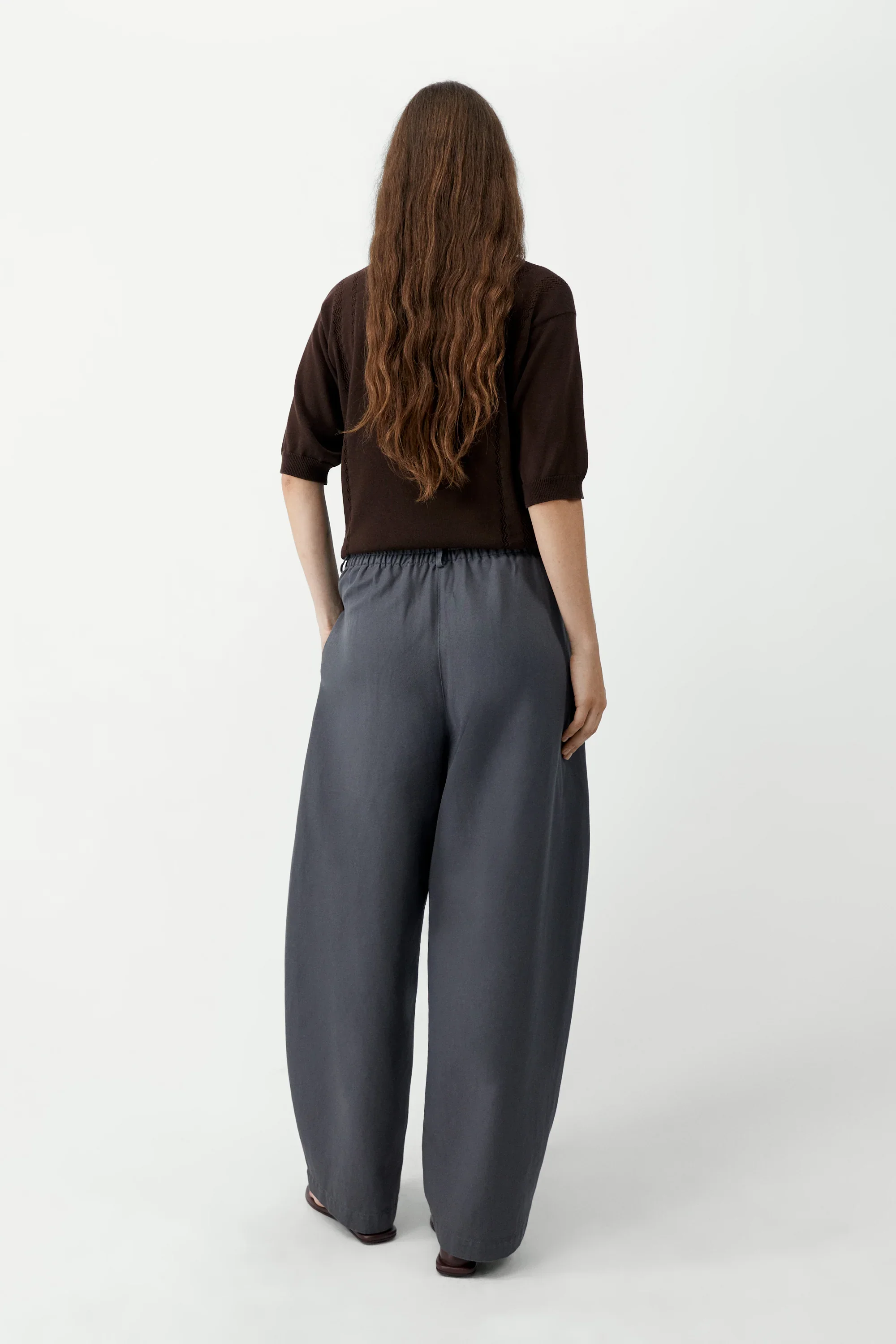 cordera-ss26-cotton-_-linen-curved-pants-graphite-3.webp