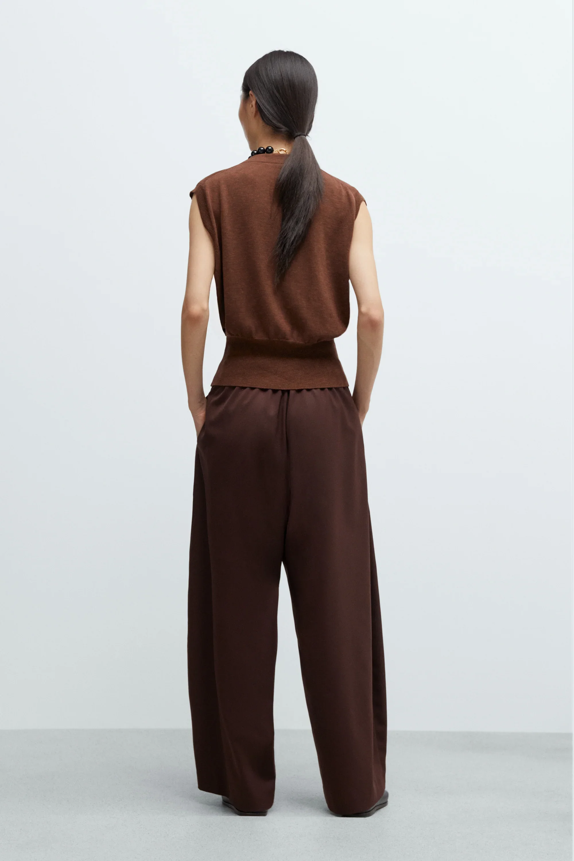 cordera-resort-26-tailored-crossover-pants-burgundy-3.webp