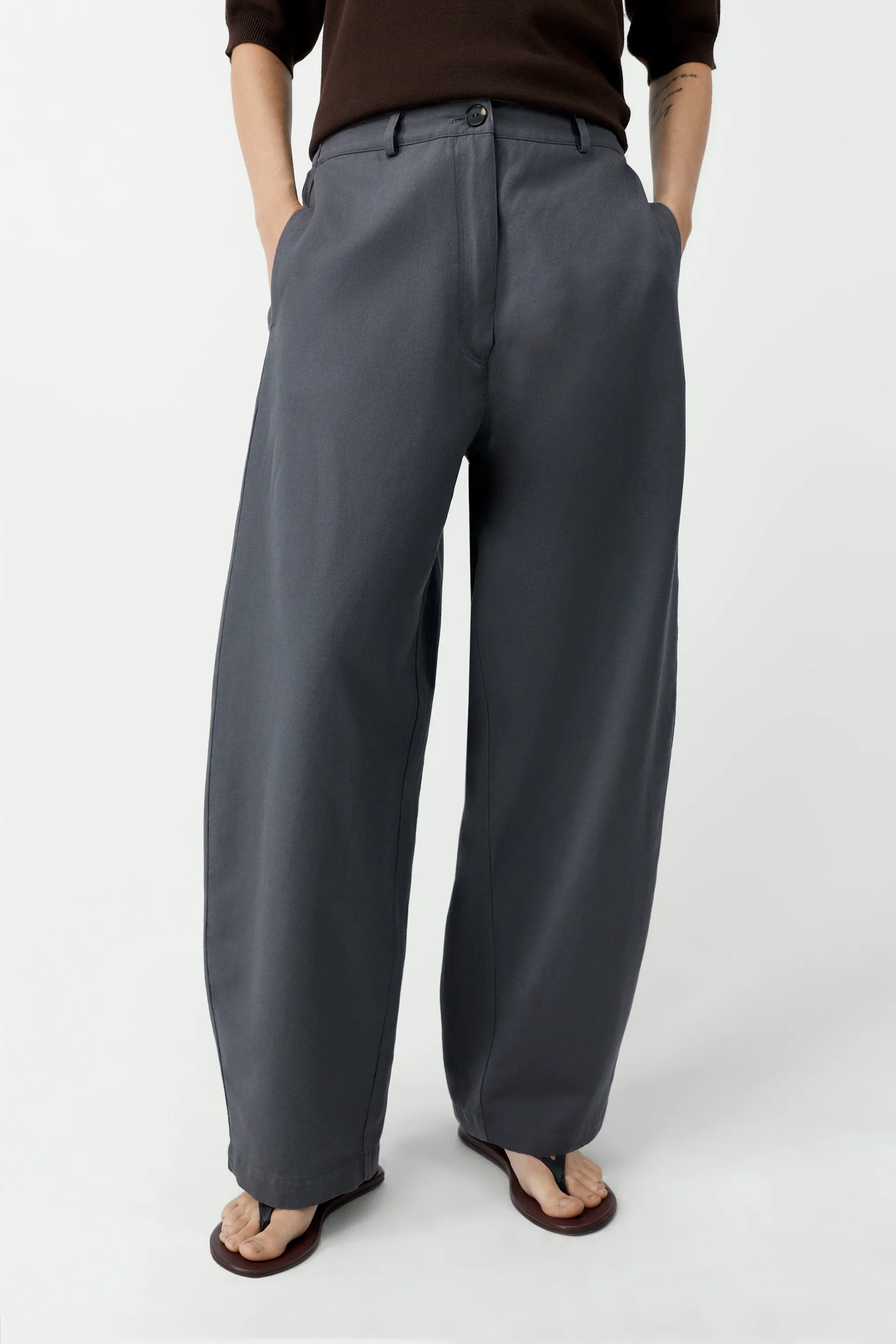 cordera-ss26-cotton-_-linen-curved-pants-graphite-2.webp