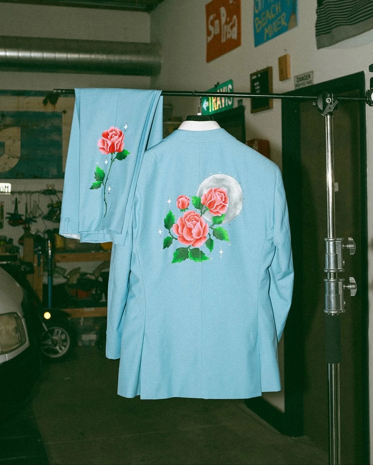 I recently had the privilege to paint another custom suit for a midwest vegas disco ball wedding featuring @kelcie_isabella_ and @happydumplingx ❤️🩷

📸 @thehappers