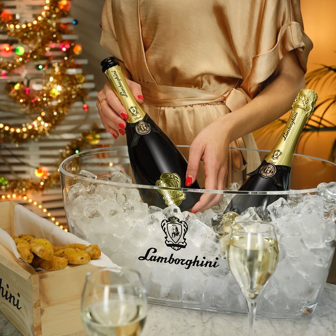 Celebrate these holidays with Lamborghini Wine products, taste Metodo Classico millesimato Bio , the perfect selection for your celebrations 
💫💫💫

100% Pinot Noir.
Bouquet Intense and fragrant
#metodoclassico
.
,
.
,

.
,
.
,
*drink responsibly 
#