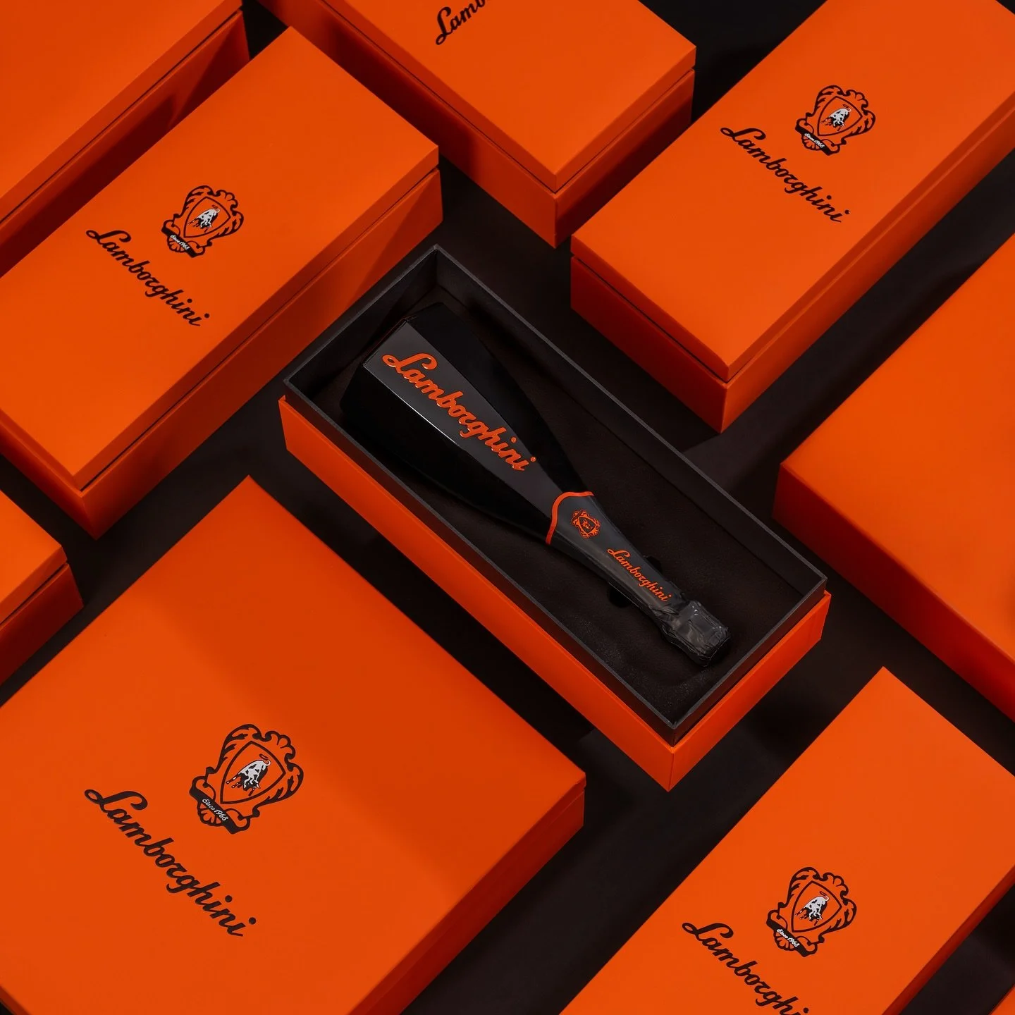 This year, make your celebrations unforgettable with our new jewel: Lamborghini Octagonal Brut, the perfect sparkling wine to celebrate special moments.
Enjoyed as a gift idea, is the perfect accompaniment to your Christmas parties. 
Elegant, refined