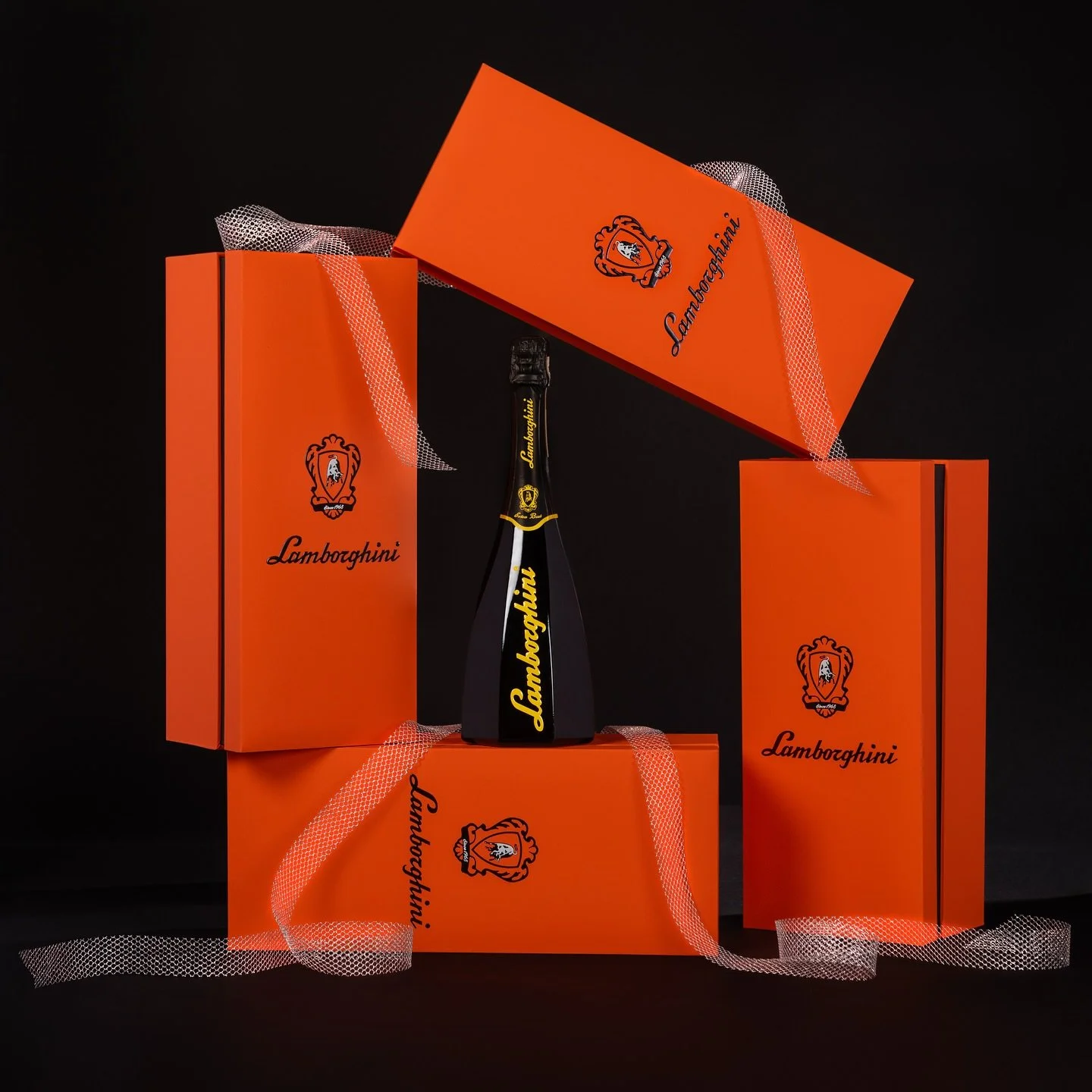Looking for a gift that will leave you speechless?
We present our exclusive limited edition gift boxes, make it precious with the Ottagonale Extra Brut Prosecco. A unique sensory experience that combines: iconic design, timeless elegance and sparklin