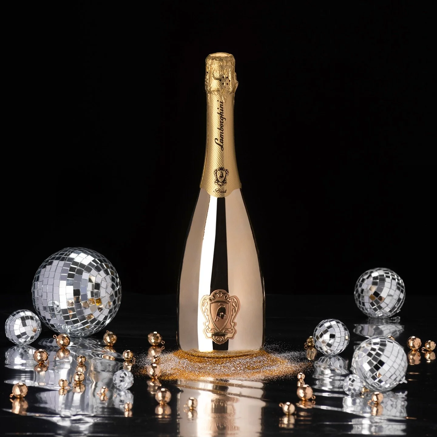 Pure gold, pure elegance.
Lamborghini Brut Spumante Gold Edition: a masterpiece of luxury to elevate your most special moments.
Let the golden glow of this celebration set the stage for unforgettable memories.
Your moments deserve the extraordinary.
