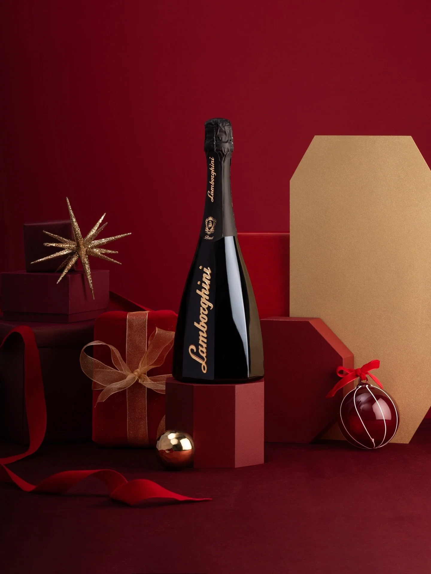 A sparkling touch for the first days of December &mdash; refined, elegant and ready to gift. 
The perfect way to begin the holiday season.
✨
Who deserves your first Christmas toast?

Tag your celebrations with #LamborghiniWine!
#LamborghiniWine #Otta
