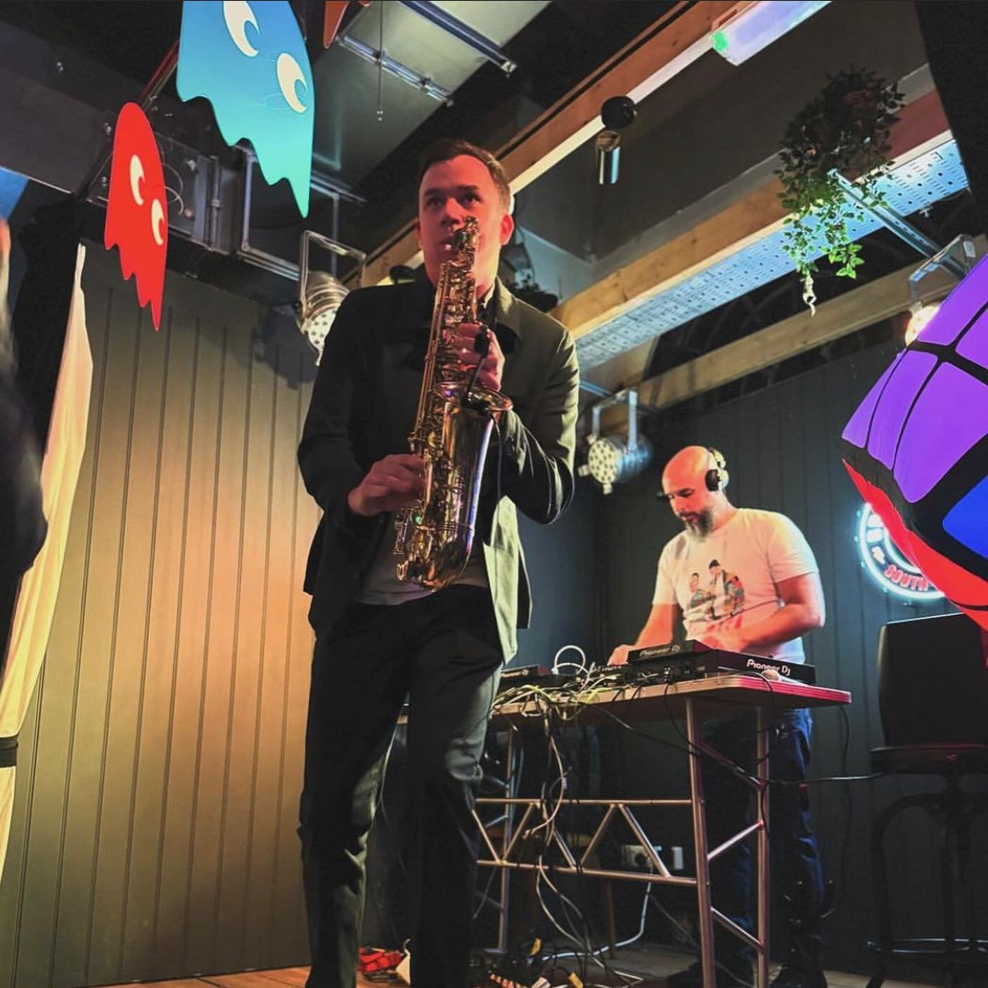 We bring a strategic edge to venue partnerships!👇🏼 

Step by step, we seamlessly integrate our carefully curated live music programming service into your weekly schedule! We enhance the overall atmosphere and contribute to delivering a unique exper