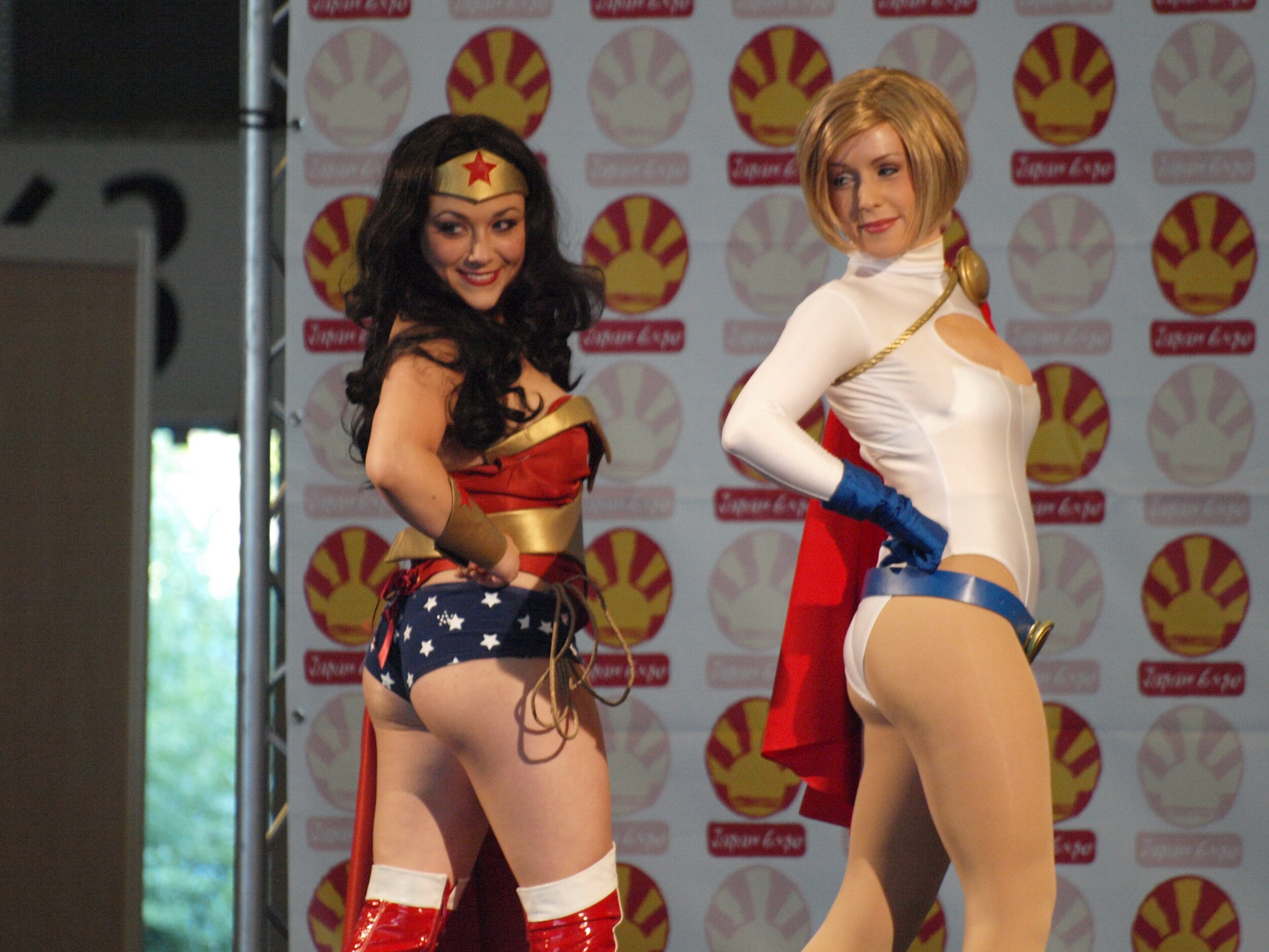 Wonder Woman et Power Girl sur scène.jpg