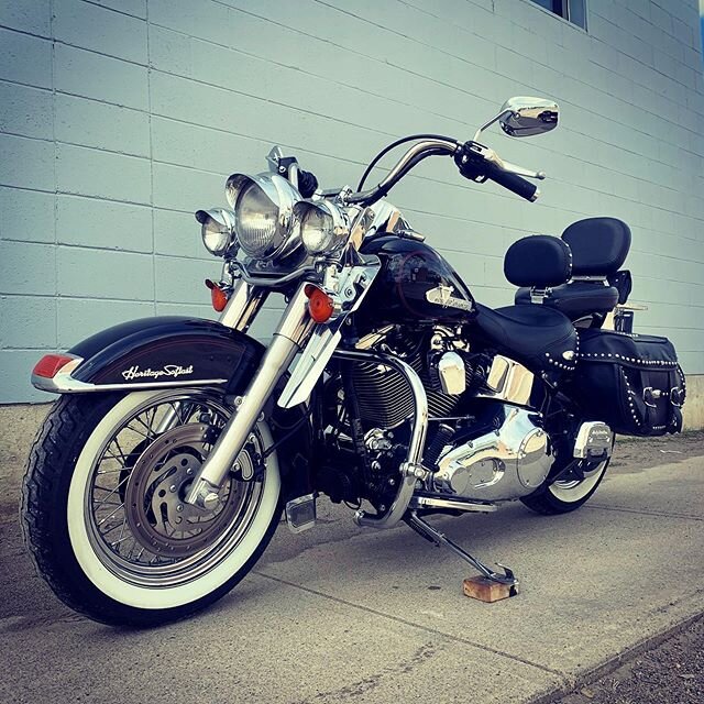 🅵🅾🆁 🆂🅰🅻🅴
.
.
We&rsquo;ve got a beautiful 2001 Harley Davidson Heritage Classic sitting in our showroom waiting for you !
.
.
▫️88&rdquo; motor
▫️Andrews cams
▫️Thundermax Tuner
▫️ Passenger floorboards
▫️Highway pegs
▫️Driver &amp; Passenger b