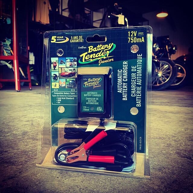 🔋Battery Tender Jr.🔋
.
The perfect addition to any shop or garage. If you don&rsquo;t have one, you should get one !
.
▫️Input 115 Vac @ 60Hz
▫️Output 12 Vdc @750 mA
▫️Spark proof
▫️Reverse hook up protected
▫️12 ft output cord
.
.
.
#batterytender