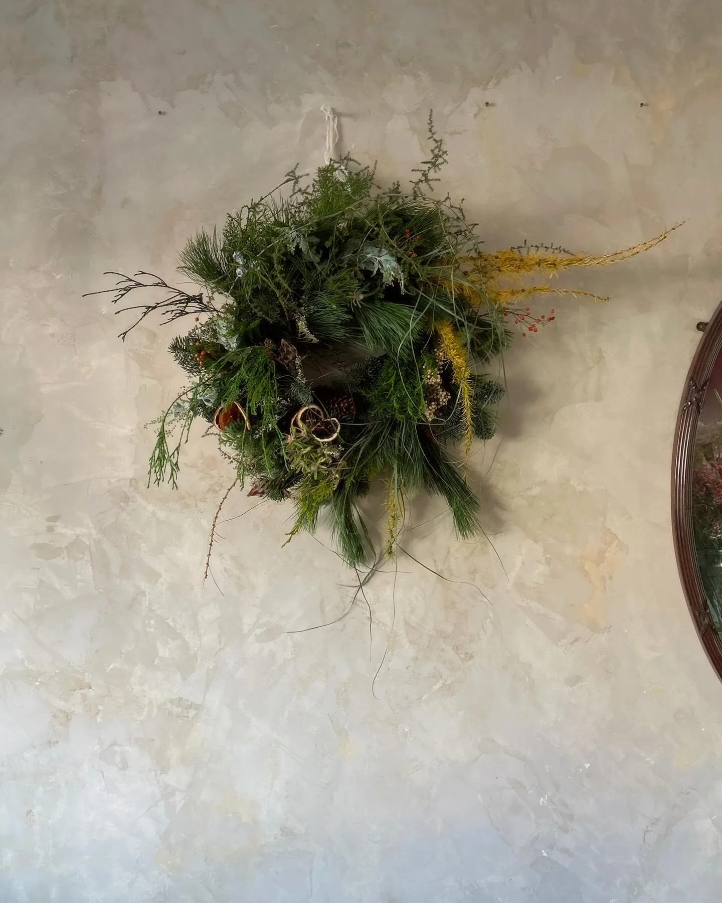 Wreath workshops and pre-order is now live on the website. 
Link in bio will take you there. 
There will be two collaborative workshops announcing soon. 
Pretty much all the wreaths can be shipped all over the UK, but it’s too complicated to pu