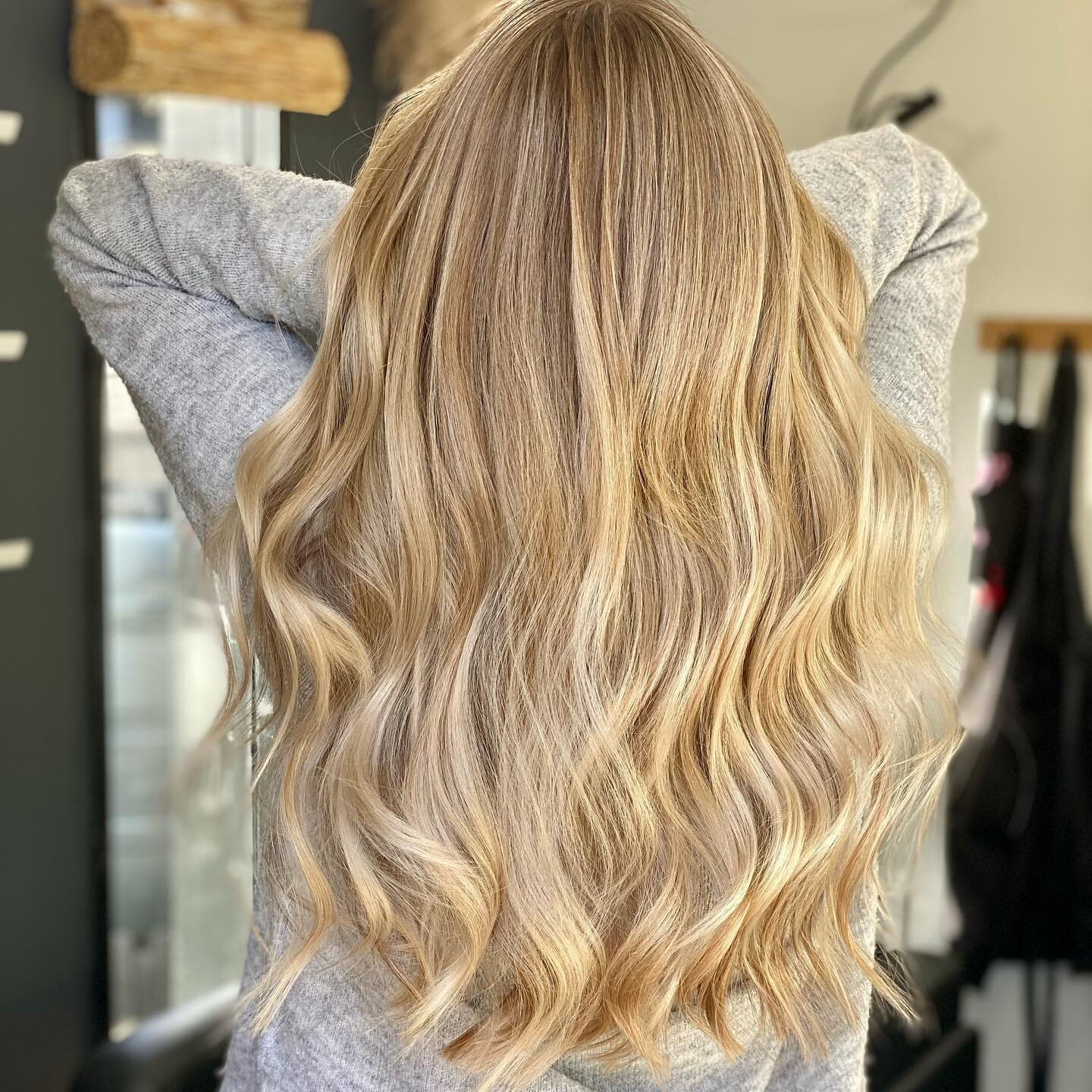 The ultimate blonde refresh after a year out of my salon chair 😮💕

How long do you think this took to do? Answers on a postcard please (or just in the comments 😂). 

#ultimateblondebabe #blondehair #blondebalayage #blondefoilyage #longblondehair #