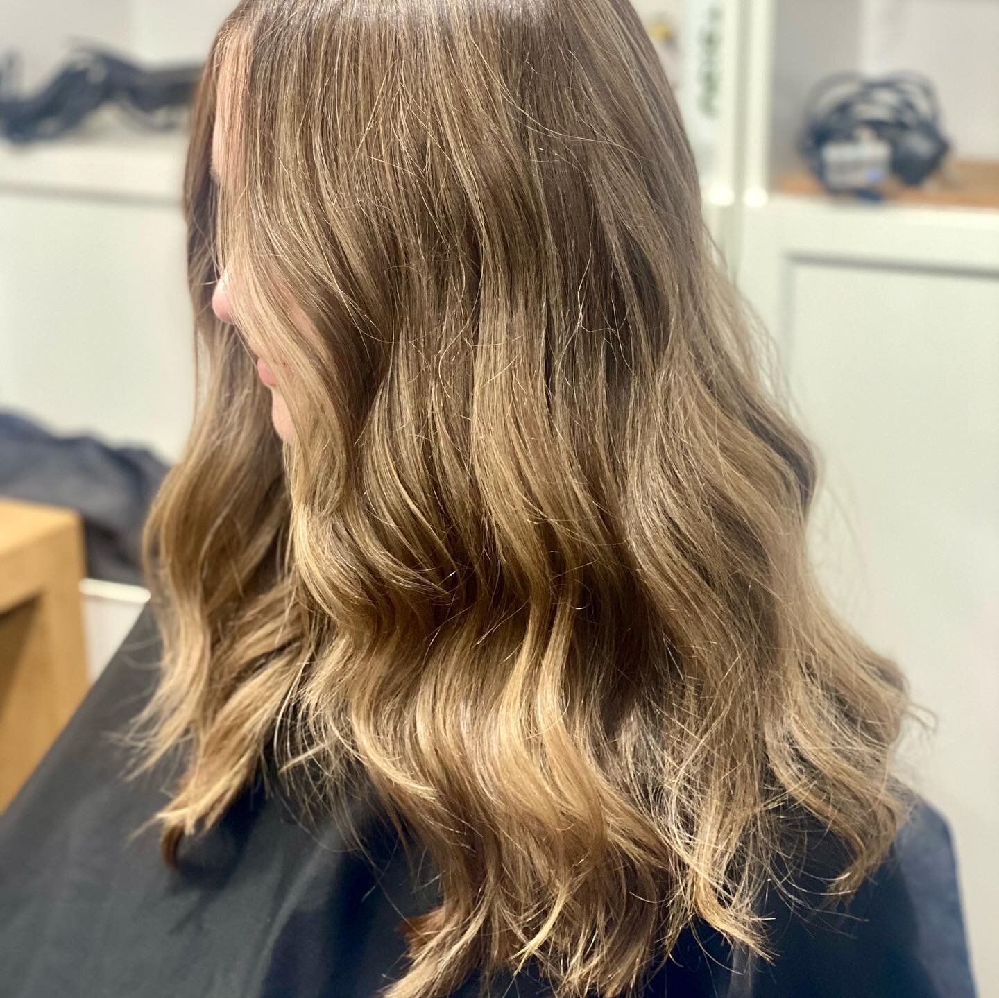 Not just for blondes 🥰 Love love LOVE this sun-kissed colour for this first-timer in the chair 💕

What a lovely birthday present from her mum 🥰Happy Birthday beautiful Freya 🥳 

#sunkissedbrunette #sunkissedbrunettehair #brunettebalayage #blended