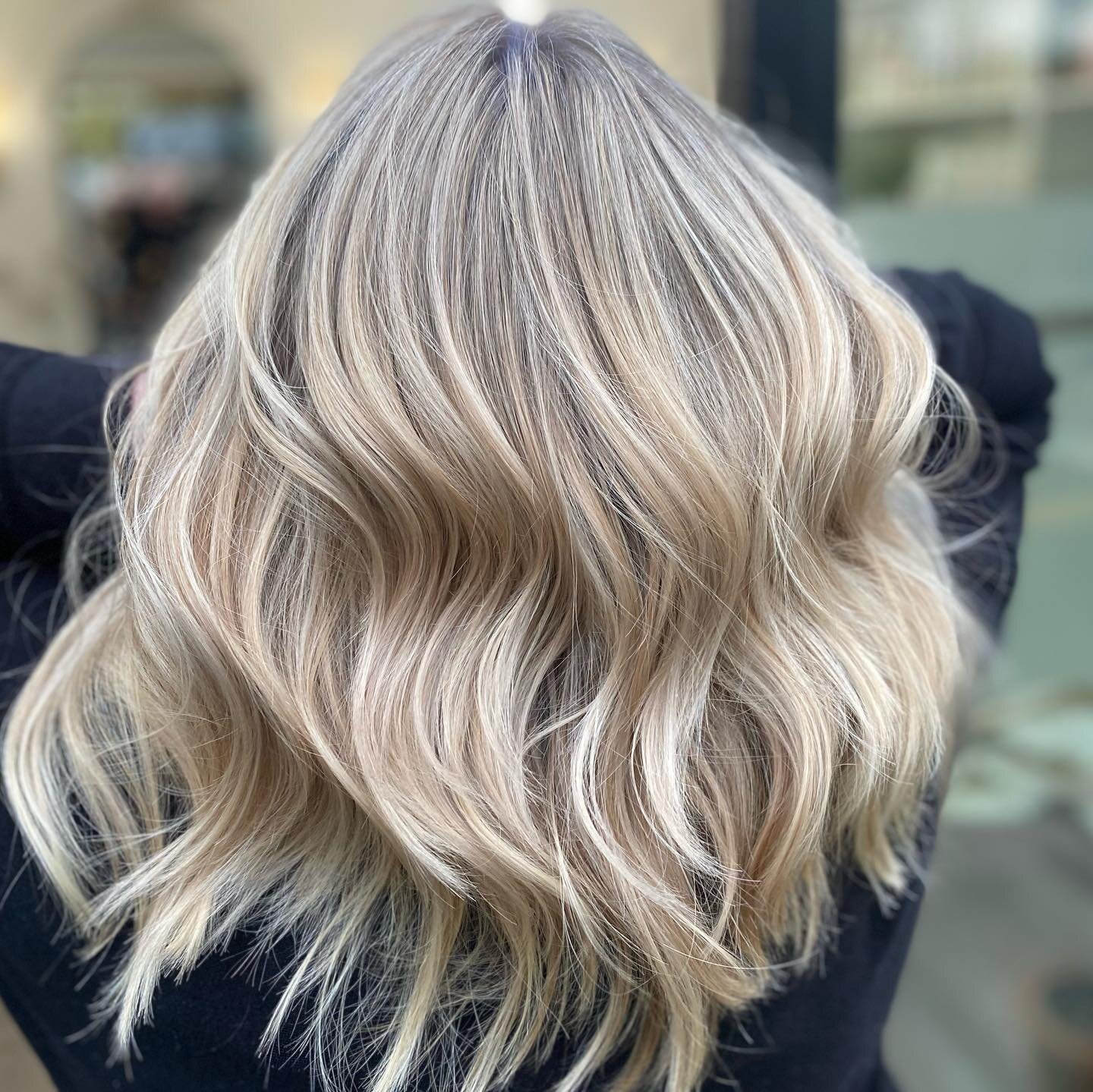 Just caught the last of the good enough daylight for this 🙌🏻 

Lots of depth left in there but still super blonde. Using as much natural as possible and covering some grey/white (in between foils) at the front to even up with the back. Toner/gloss 