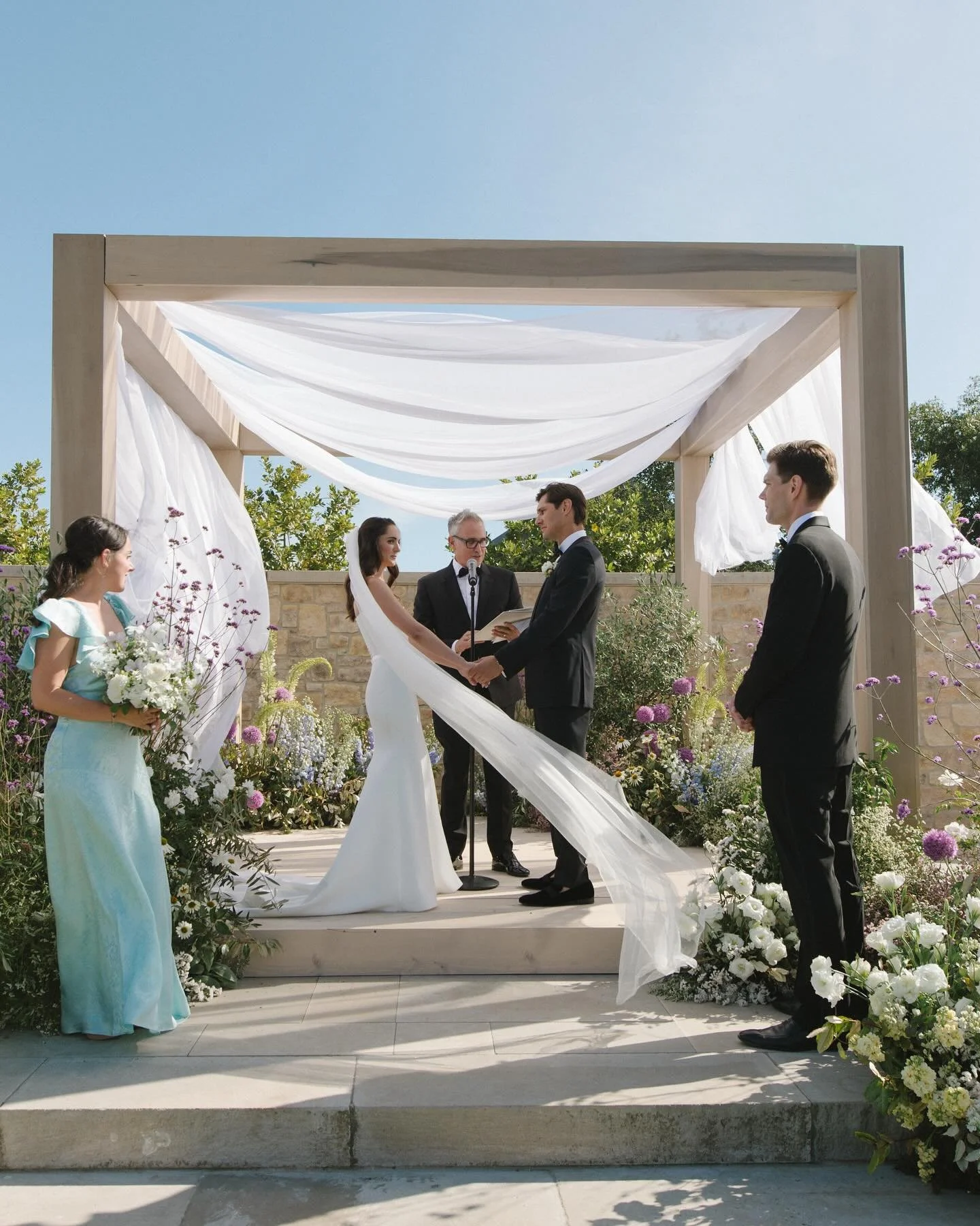 This gorgeous wedding we worked on this time last year with our friends @alison_events was featured on @overthemoon last week! Gorgeous ceremony details thanks to @normanandblake 

Planning and design @alison_events 
Photography @normanandblake 
Vide