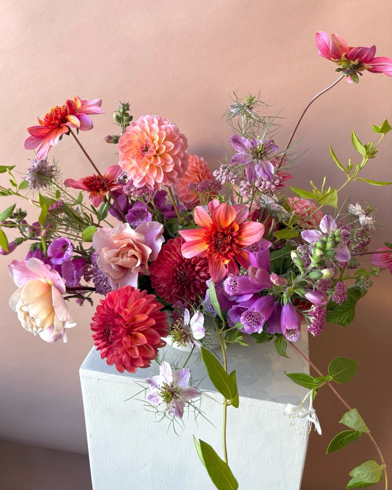 Locally grown flower magic for my sister friend @alinanisenzon thanks to @sonomacountyflowermarket @mayeshsanfrancisco 

Happy (early) Birthday, P!! ✨🪄✨