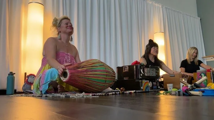 Thank you 🙏 California fam for showing up to teach me again and again about friendship, about love, and what devotion feels like. Missing you until we meet again. #bhakti 🎥 @embodywithelizabeth 🙏