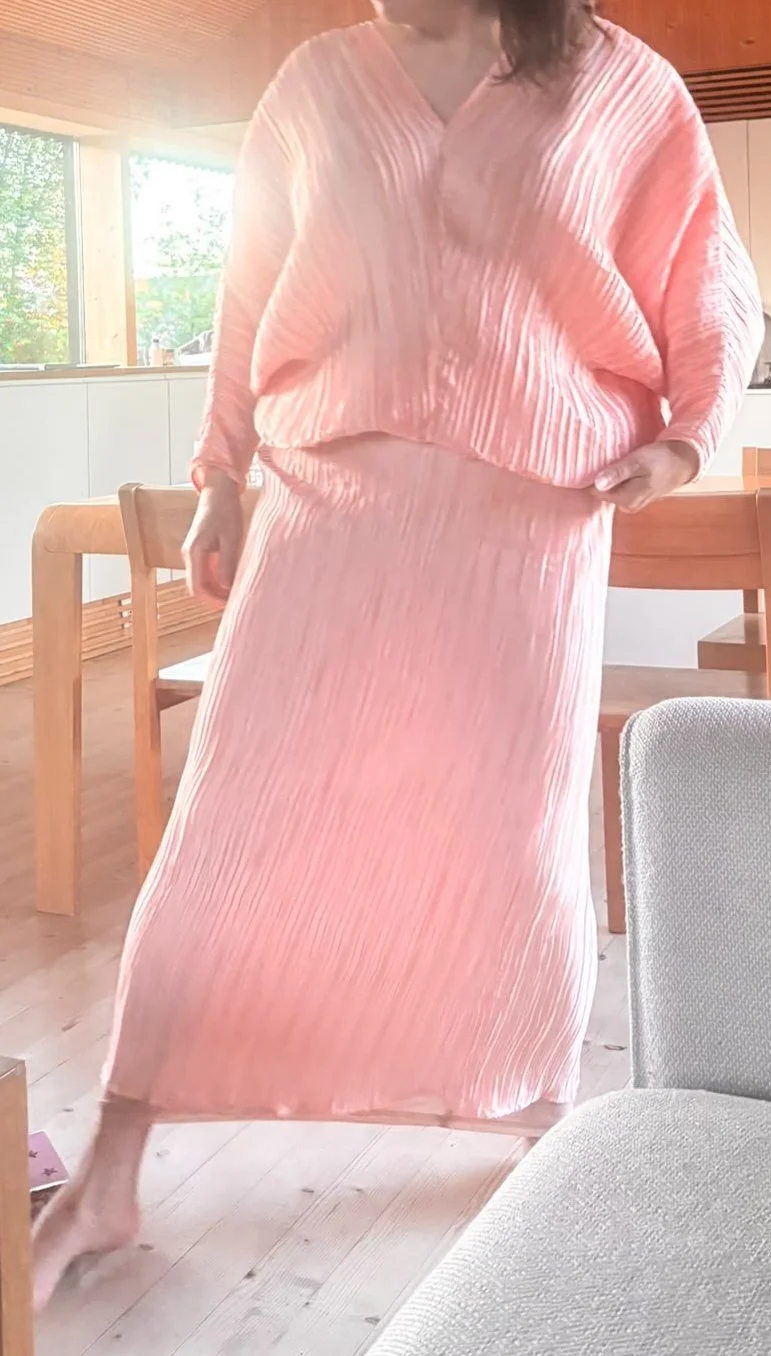 Katri Niskanen. paita (4865) ja hame (1178), molemmat kokoa  L.