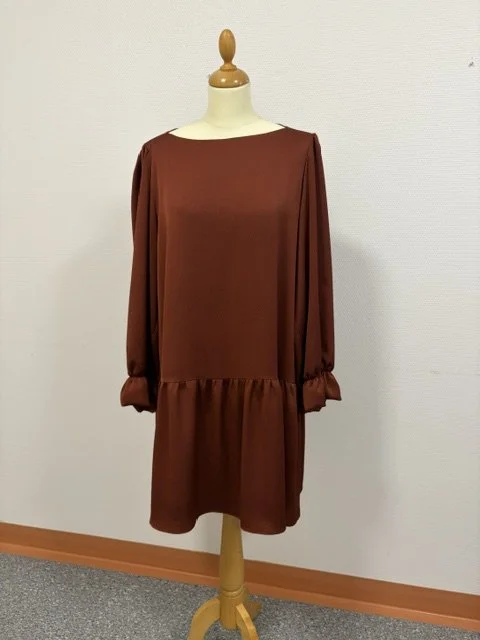 9481. Katri Niskanen, Bianca, chestnut, koko XL.