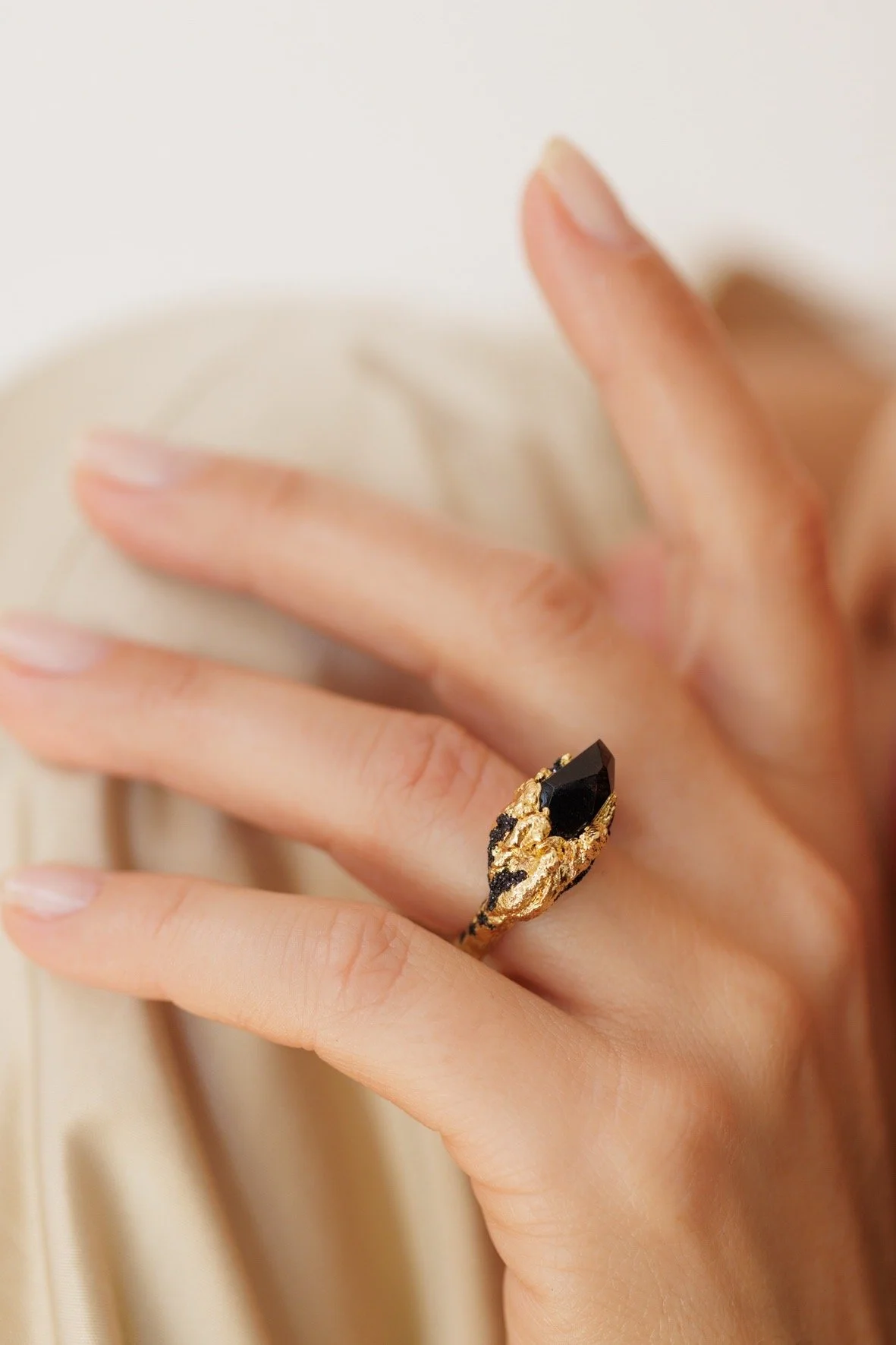 Marion Fillancq, The Sense of Beauty, obsidian ring, jewellery, handcrafted jewellery, designer jewellery, jewelry, gold ring, jewellery gallery France, Jewellery shop Paris