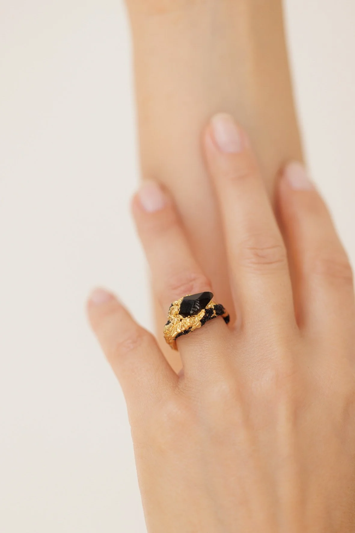Marion Fillancq, The Sense of Beauty, obsidian ring, jewellery, handcrafted jewellery, designer jewellery, jewelry, gold ring, jewellery gallery France, Jewellery shop Paris