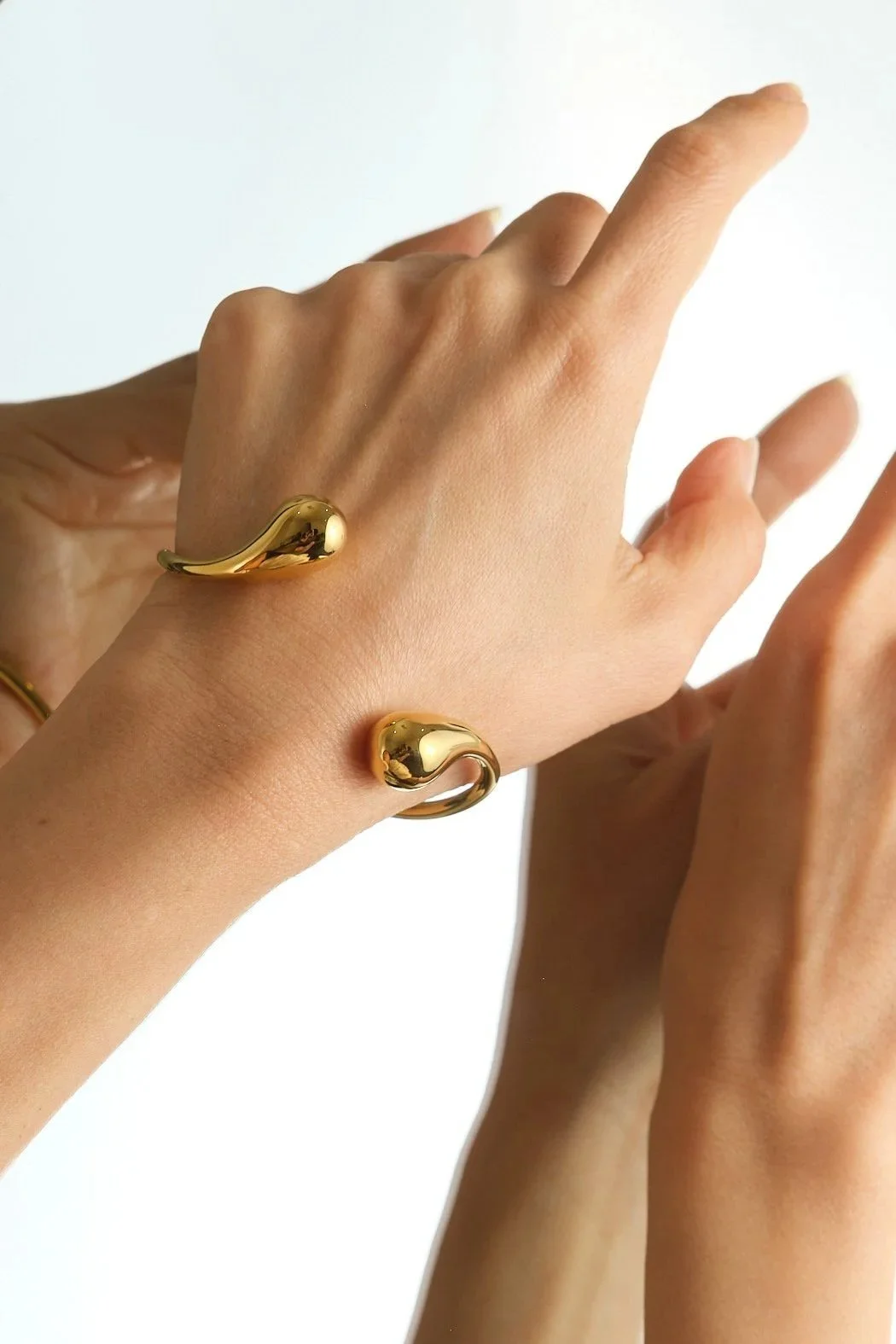 Ivon Wong, Ivonovi, The Sense of Beauty, drop cuff, sculptural cuff, jewellery, designer jewellery, jewelry, gold bracelet, jewellery gallery Paris, Jewellery shop Paris