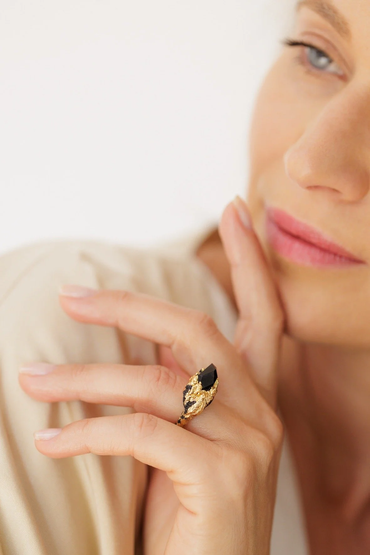 Marion Fillancq, The Sense of Beauty, obsidian ring, jewellery, handcrafted jewellery, designer jewellery, jewelry, gold ring, jewellery gallery France, Jewellery shop Paris
