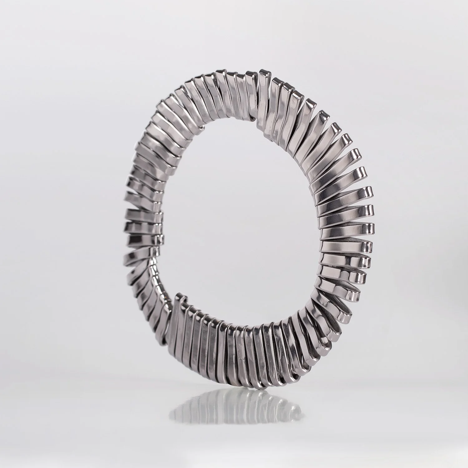 Tweek-Eek, Roos and Geertje Eek, The Sense of Beauty, silver bracelet ,jewellery, handcrafted jewellery, designer jewellery, jewelry, jewellery gallery Paris