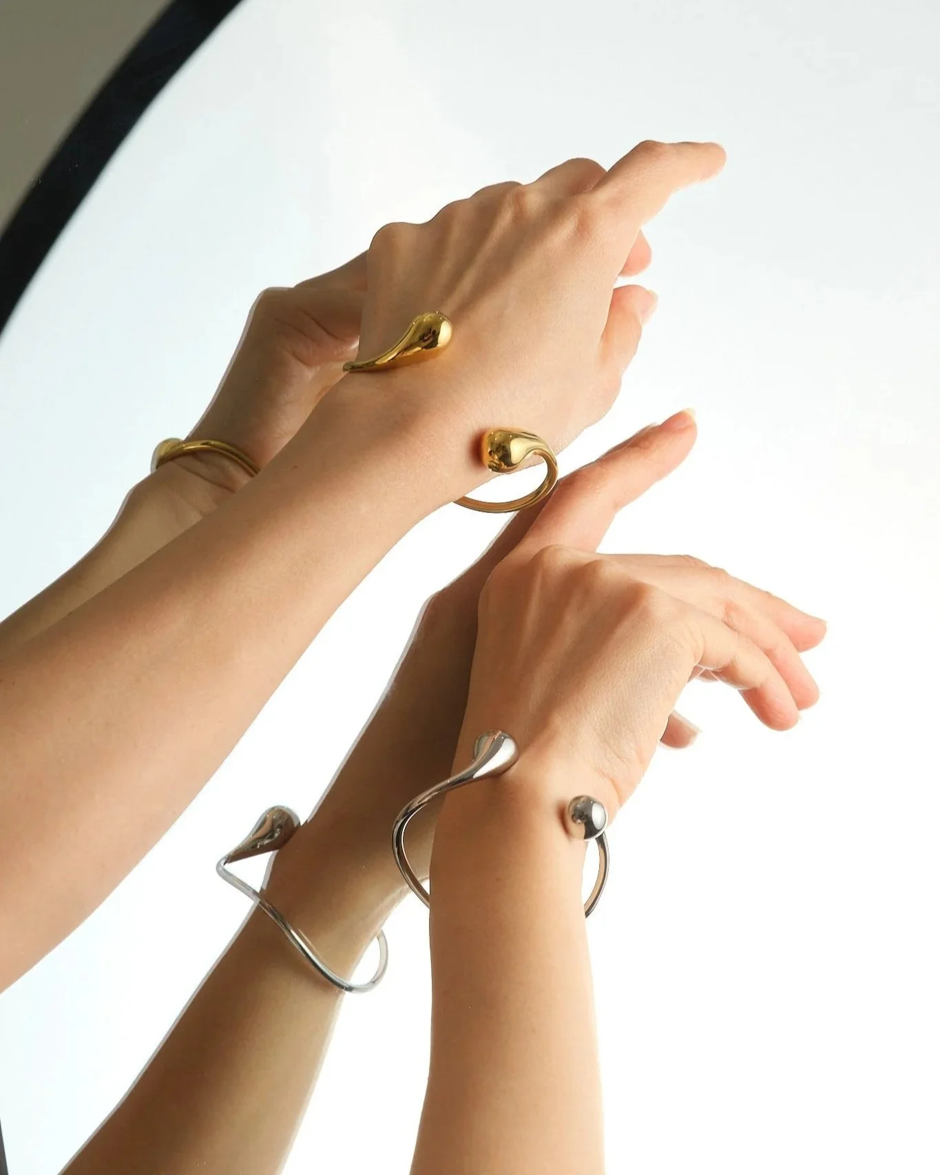 Ivon Wong, Ivonovi, The Sense of Beauty, drop cuff, sculptural cuff, jewellery, designer jewellery, jewelry, gold bracelet, jewellery gallery Paris, Jewellery shop Paris