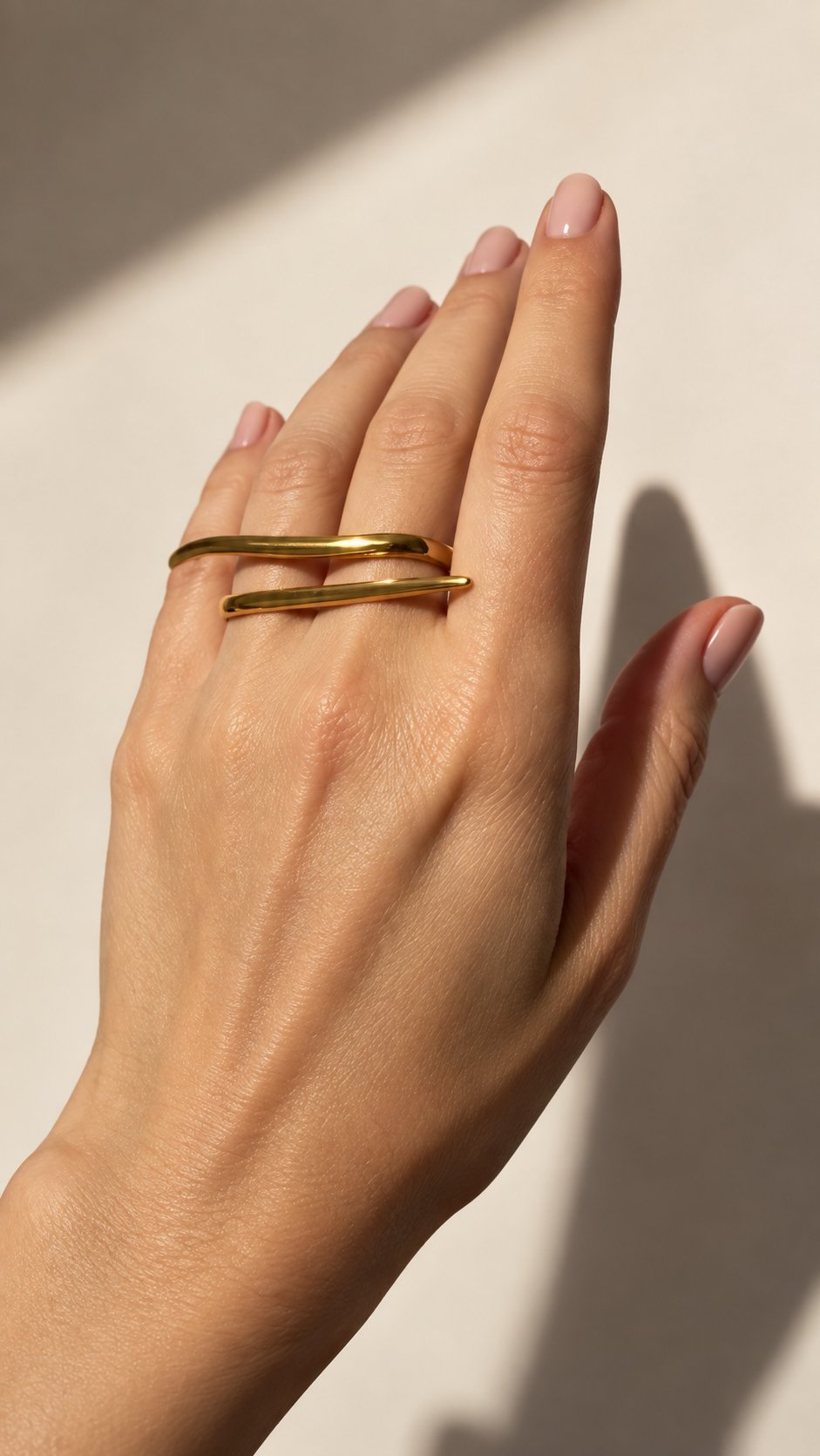Ivon Wong,  Ivonovi, The Sense of Beauty, tubular ring, jewellery, designer jewellery, jewelry, gold ring, jewellery gallery Paris, Jewellery shop Paris