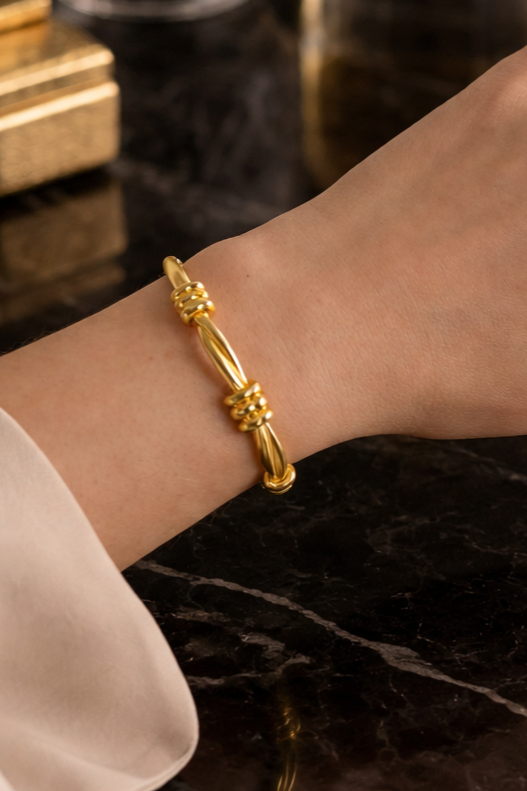 Ivon Wong, Ivonovi, The Sense of Beauty, Barbed Wire Cuff, sculptural cuff, jewellery, designer jewellery, jewelry, silver bracelet, jewellery gallery Paris, Jewellery shop Paris