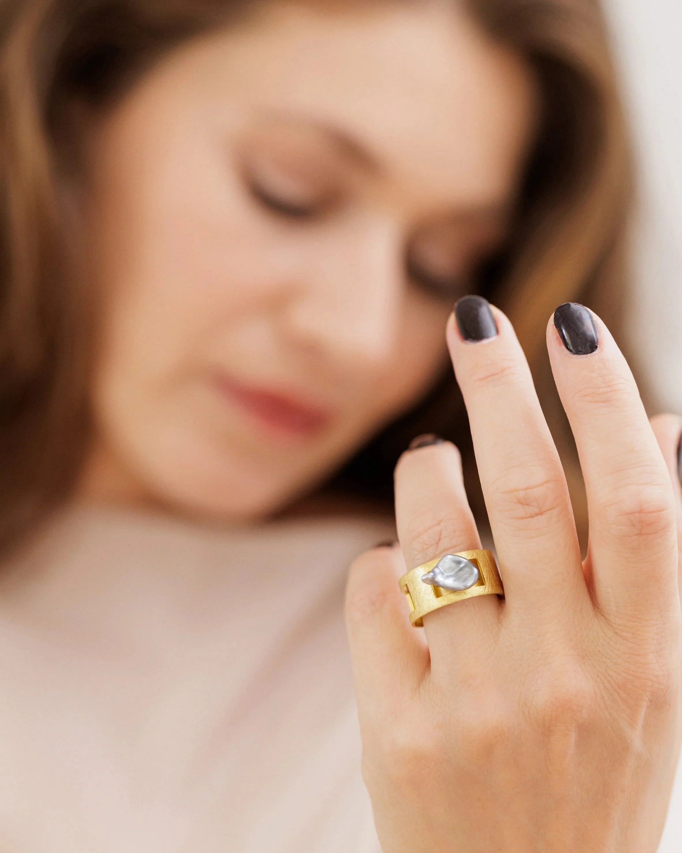 Katerina Pimenidu, The Sense of Beauty, ring, keshi pearls, jewellery, handcrafted jewellery, designer jewellery, jewelry, gold earrings, jewellery gallery Netherlands, Jewellery shop Rotterdam