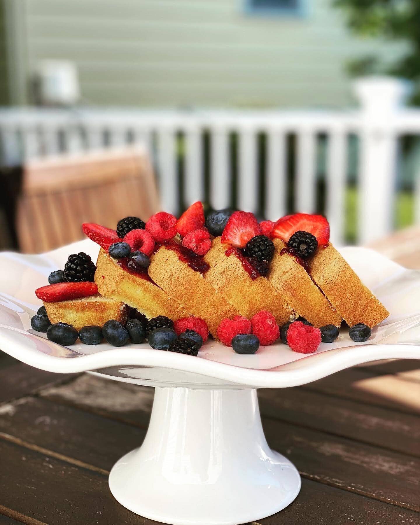 Countdown to 4th of July starts NOW! There are so many festive ways to celebrate and entertain this weekend, starting with this yummy cream cheese pound cake topped with berries. 🫐🍓🇺🇸