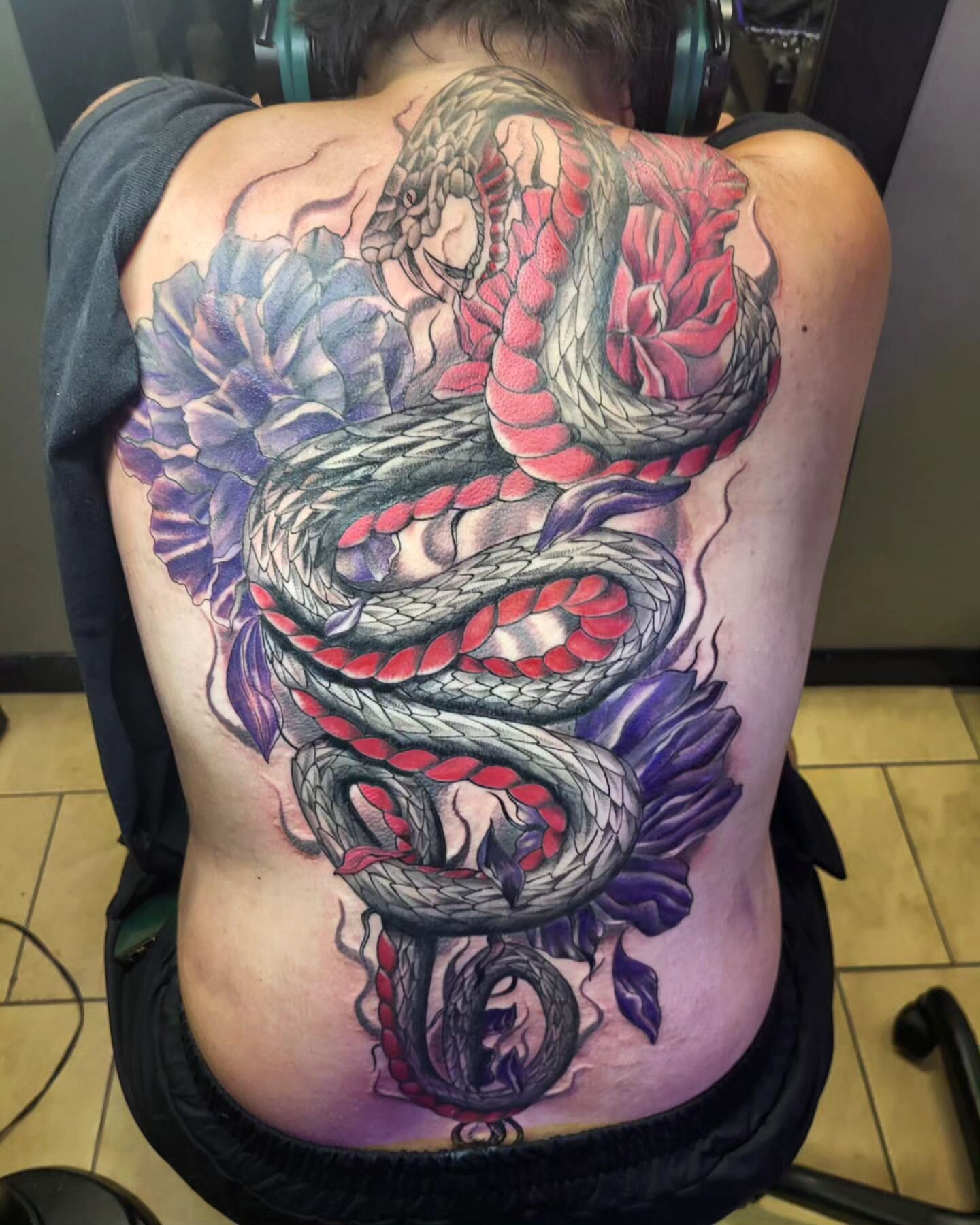 #snakebackpiece #snaketattoo #houseofcolourtattoo #allenjenkinstattoo one more session on this one #ouch