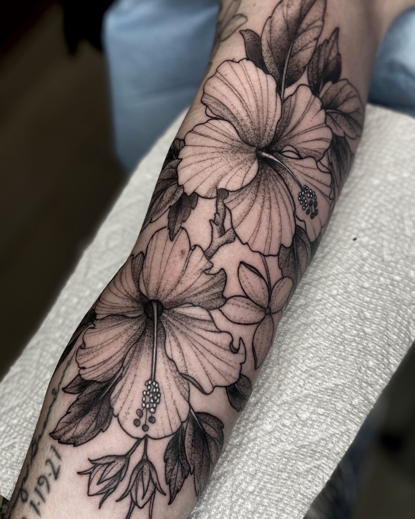Some Hibiscus to add to my lovely client&rsquo;s tropical blackwork sleeve. Thanks for the trust, dedication and sitting like a rock🌺🌺.
.
.
.
#newyorktattoo#newyorktattooartist#nytattoo#nytattooer#newyorktattooer#botanicaltattoo#botanicaltattooer#b
