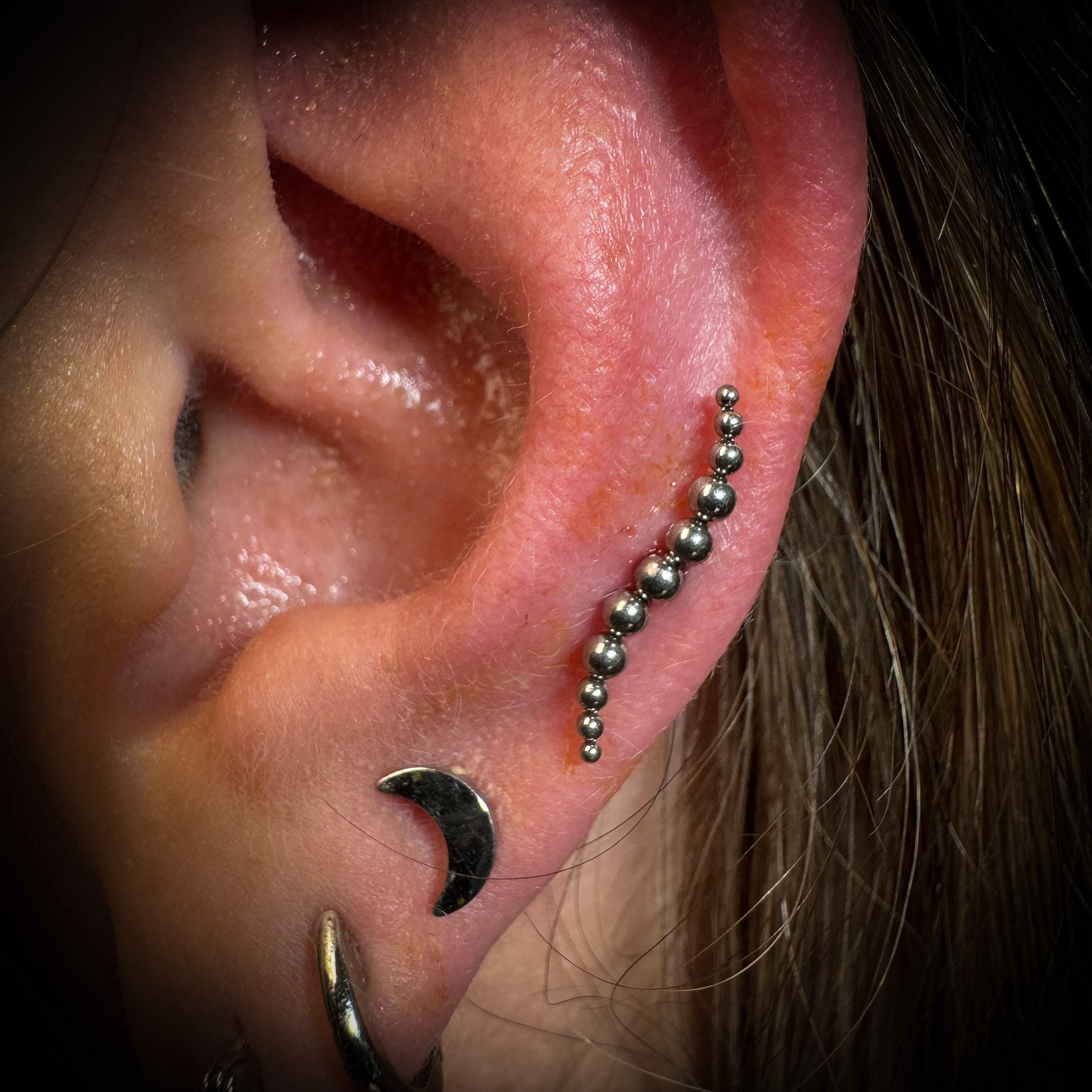 I am so totally obsessed with this piercing. This beaded cluster just swims up my clients ear. It couldn&rsquo;t have sat any better. Love it love it love it

#midway #midhelixpiercing #earpiercings #earrings