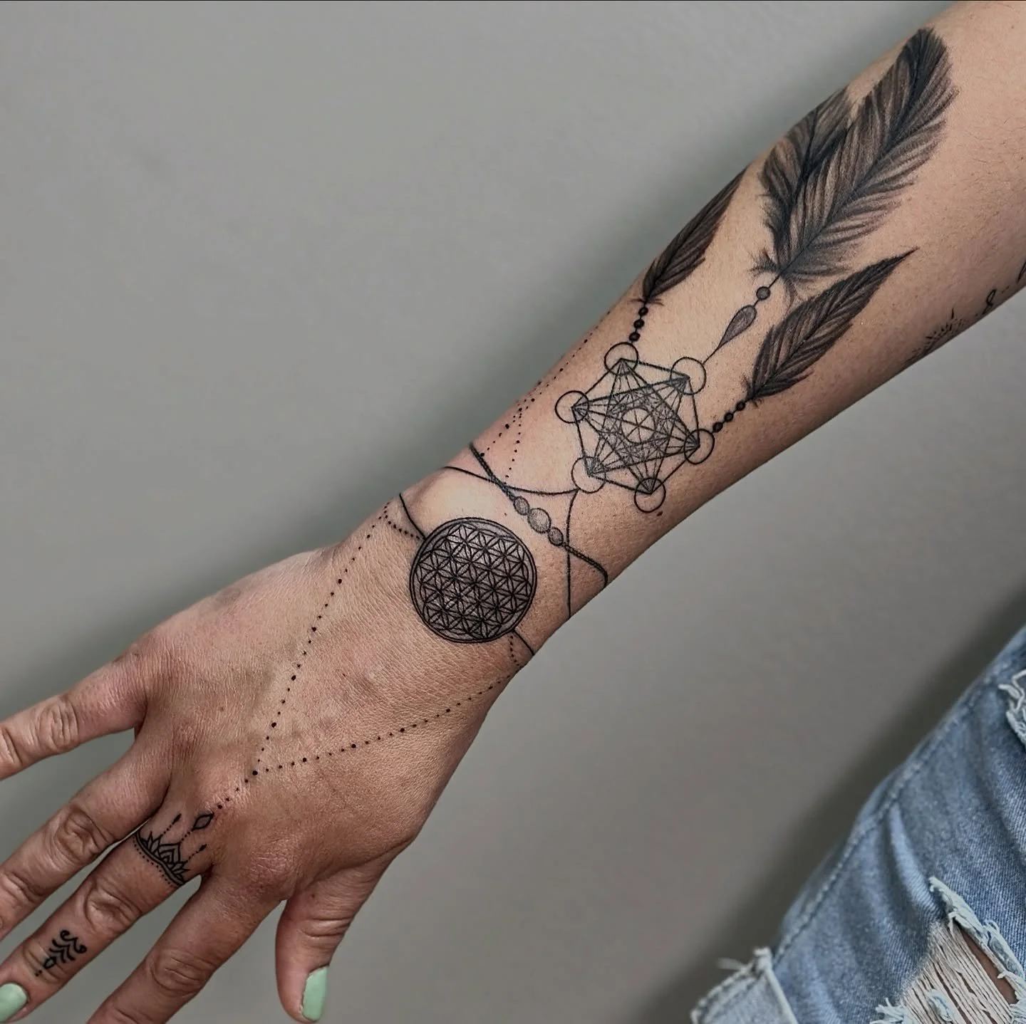 Wrapped up this Sacred Geometry Dream Catcher bracelet today with a hand chain. Thank you so much Tatiana 🫶🏼