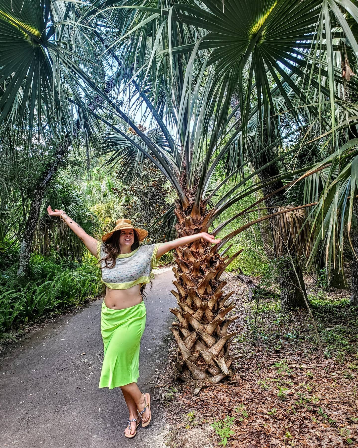 🌴🍾 Come see the not-so-elusive Knitting Tipsy in her natural habitat 🍾🌴
.
*Post continues in Australian accent*
.
Here we can see her running carefree through the Florida heat attracting unsuspecting prey in brightly colored FOs.  The mating call