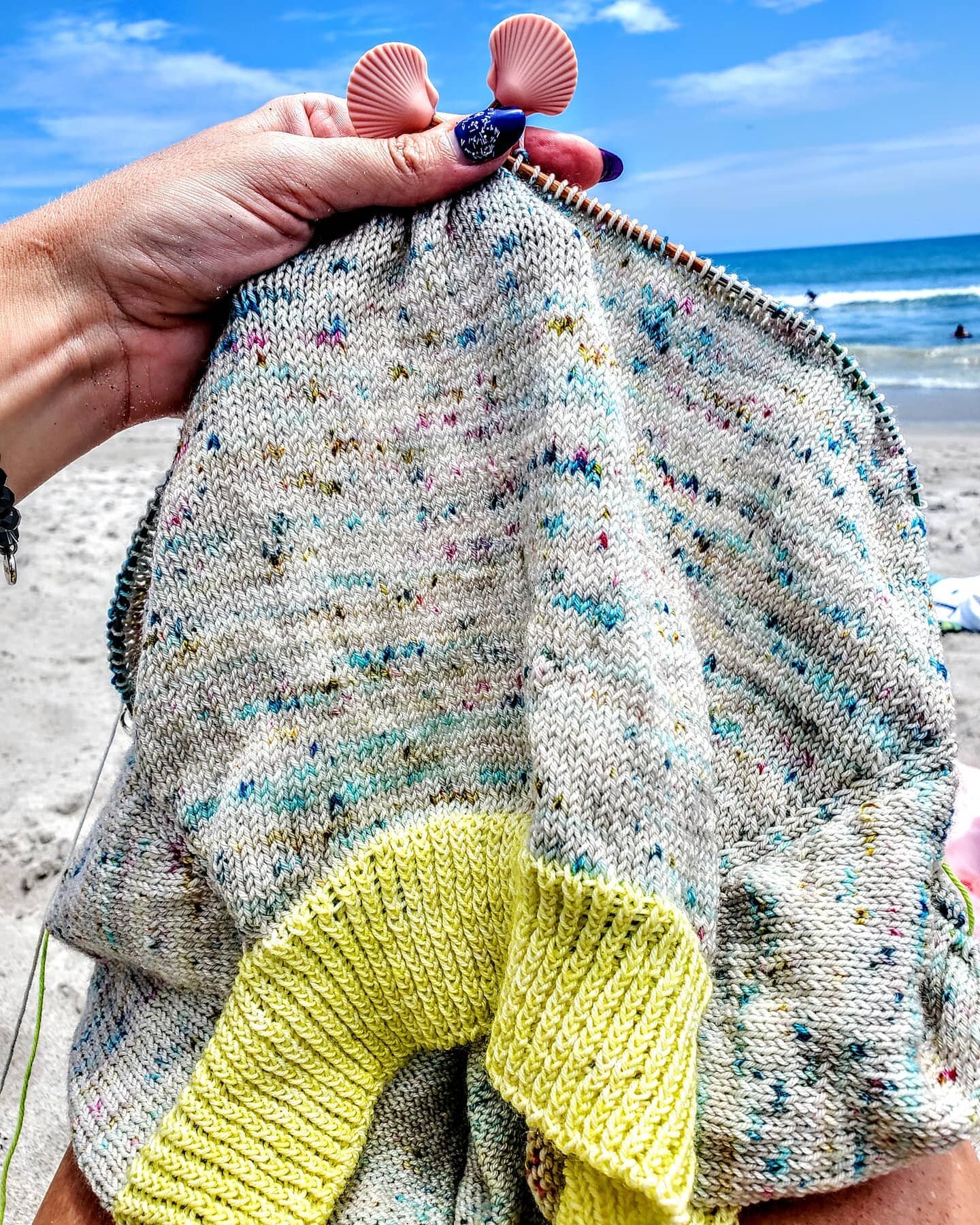 🌊🐚 Oh Shell Yea!🐚🌊
.
It's Monday, Y'all!  Got a crazy busy week ahead but I'm excited to try and tackle it all.  First up is wrapping up my test of the #twistedteashirt by @thelittlewolfknits .  This has been my happy WIP to work on while I've be