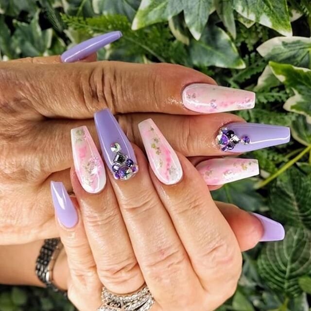 Spring is in full bloom 💜💗🌸💐
.
.
.
#springnails #coffinnails #nailinspo #nailsofig #kwawesome #kwnailsalon #bsgsquad #supportlocalkw #glamusebeautybar