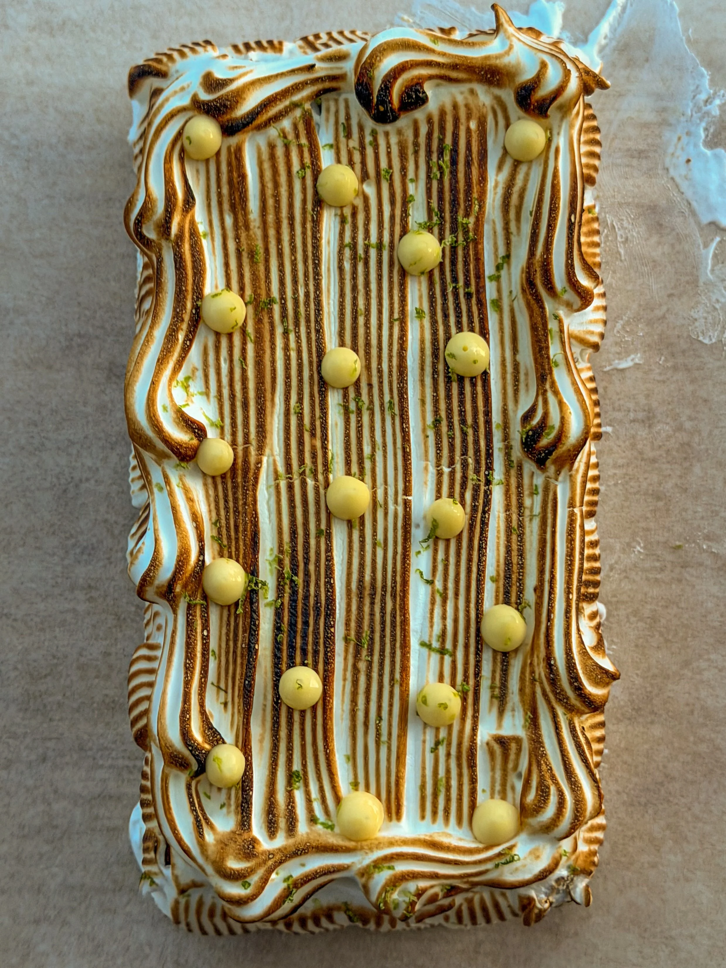 ✨Lime meringue pie in cake form ✨with dulce de leche too because lime and dulce de leche is a v nice sleeper combo 

Brown sugar sponge cake 
Lime curd
Dulce de leche
Toasted meringue