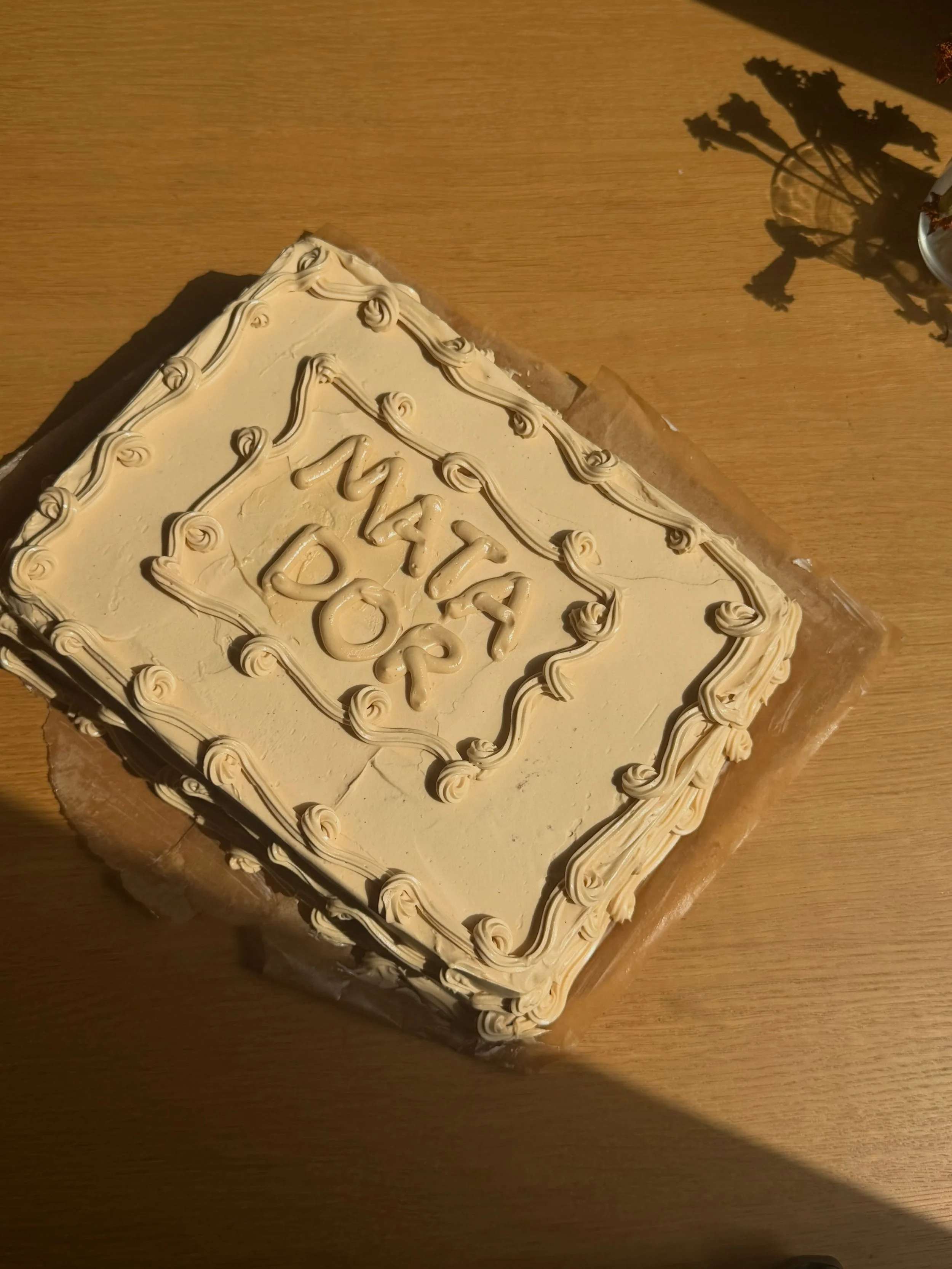 Cookie dough and dulce de leche cake for @matador.barcelona launch party. Salchichas y salsas muy ricas!

Vanilla and chocolate marble cake 
Whipped mascarpone, vanilla and white chocolate ganache 
Salty milk chocolate ganache 
Cookie dough 
Chocolat