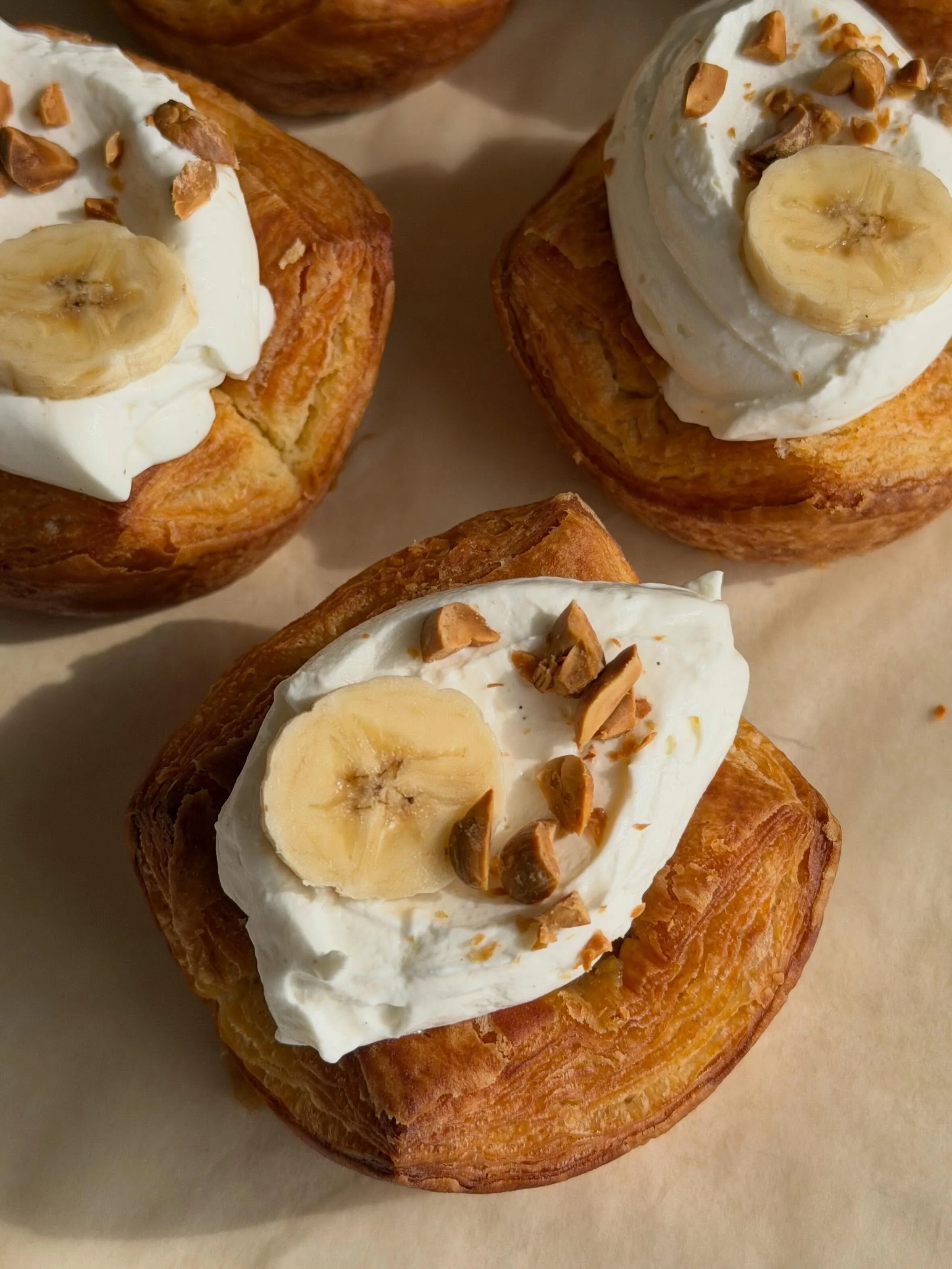 Banana peanut butter brioche danish 🌞 laminated brioche, peanut butter custard, banana jam, mascarpone cream, fresh banana &amp; toasted peanuts.