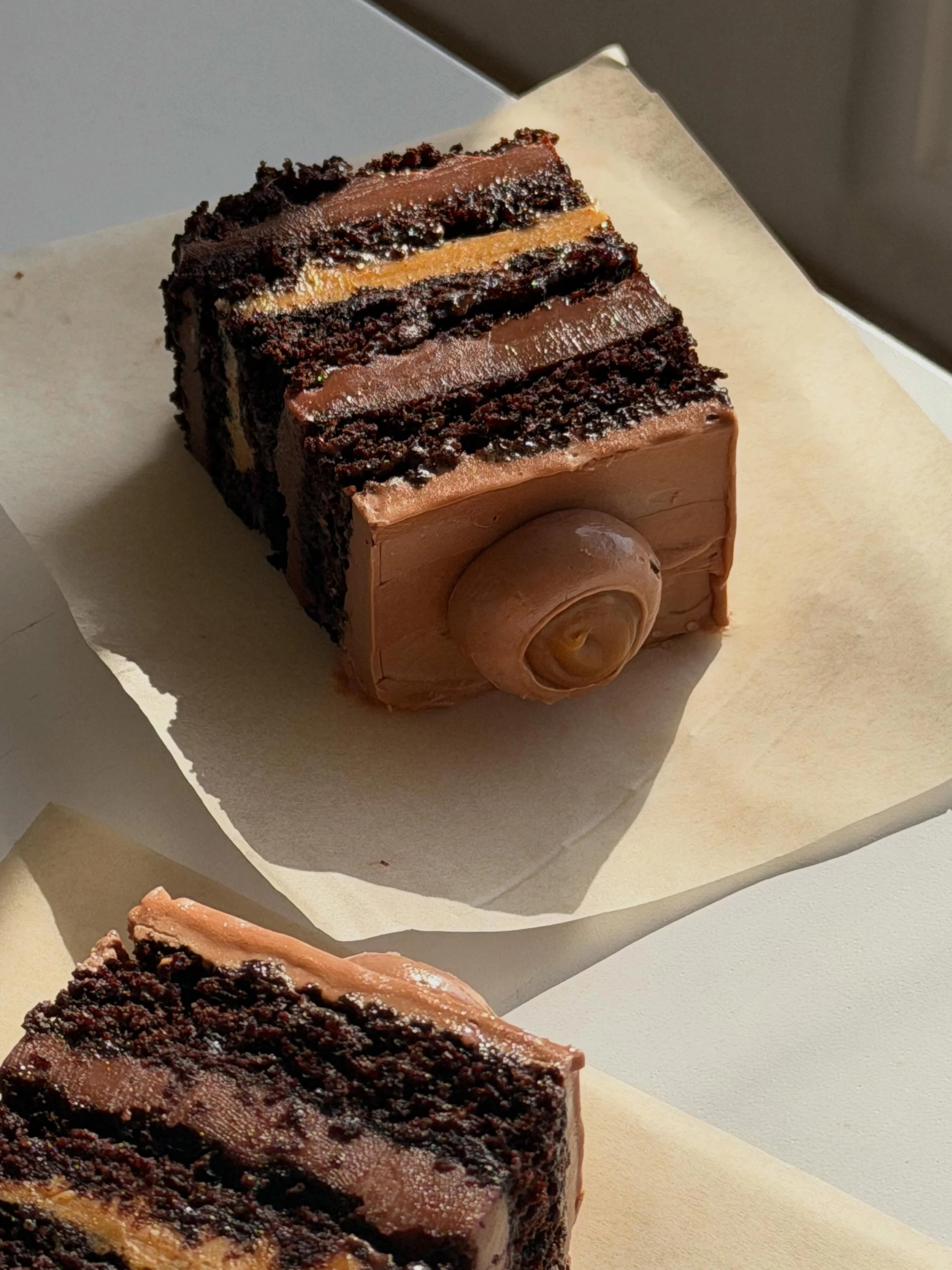 Chocolate cake, chocolate ganache, whipped salted caramel and milk chocolate icing. 🌀inspired by the chocolate caramel cake all over my feed by the @theboywhobakes