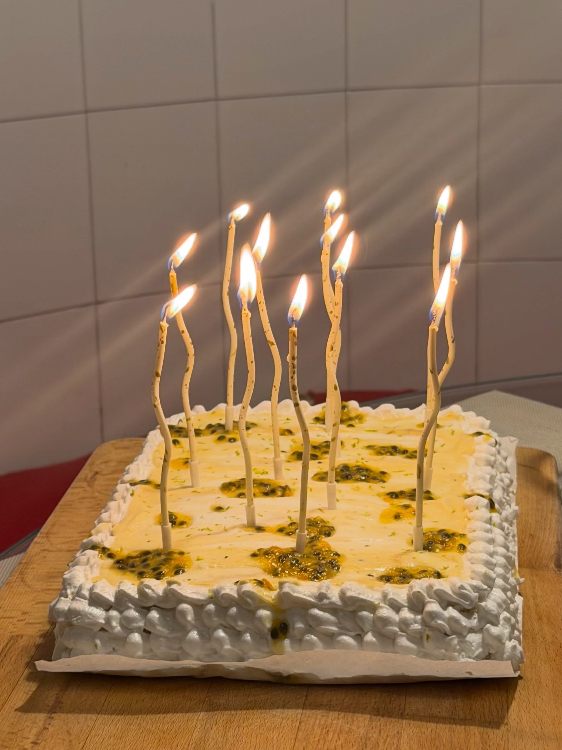 Passionfruit tres leches cake 🎂 
Two layers of vanilla sponge soaked in tres leches, filled with passionfruit curd and covered in Italian meringue. Topped with fresh passionfruit coulis ✨🌟